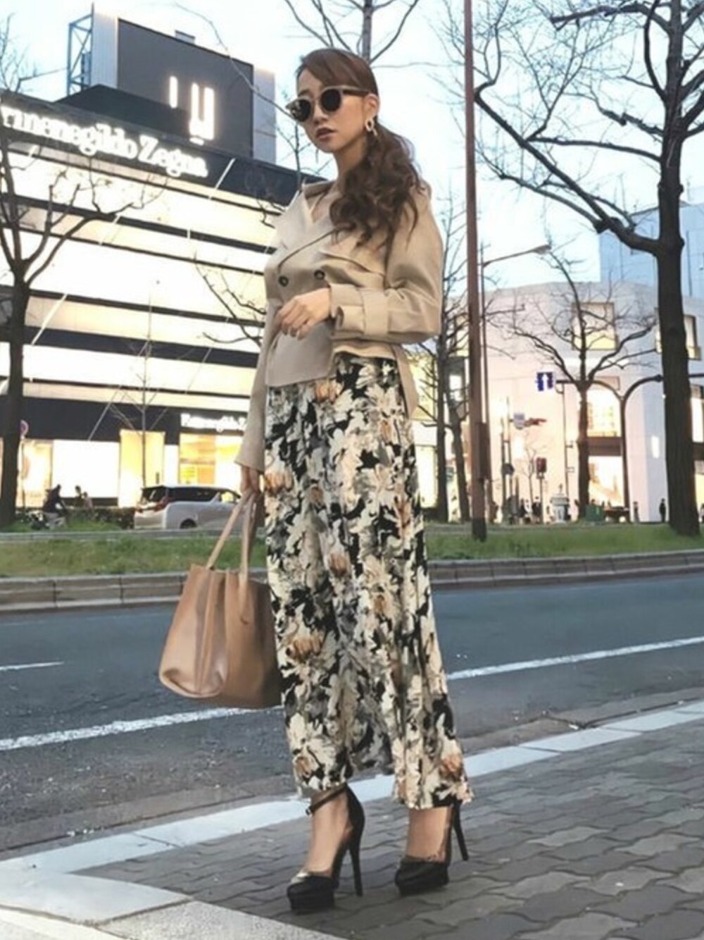 「フレアスカート、花柄、ショートコート、ootd、スプリングコート、春コーデ、花柄スカート、RESEXXY、リゼクシー」｜「RESEXXYのフラワーロングスカート（スカート、ブラック系）」を使った、RESEXXYさん（レディース・160cm）の春コーディネートの1枚目の写真