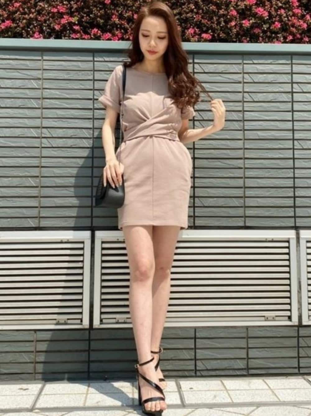 ブラック系のショルダーバッグ、ブラウン系のワンピース、ブラック系のサンダルを着用したレディースの春コーディネートの1枚目の写真