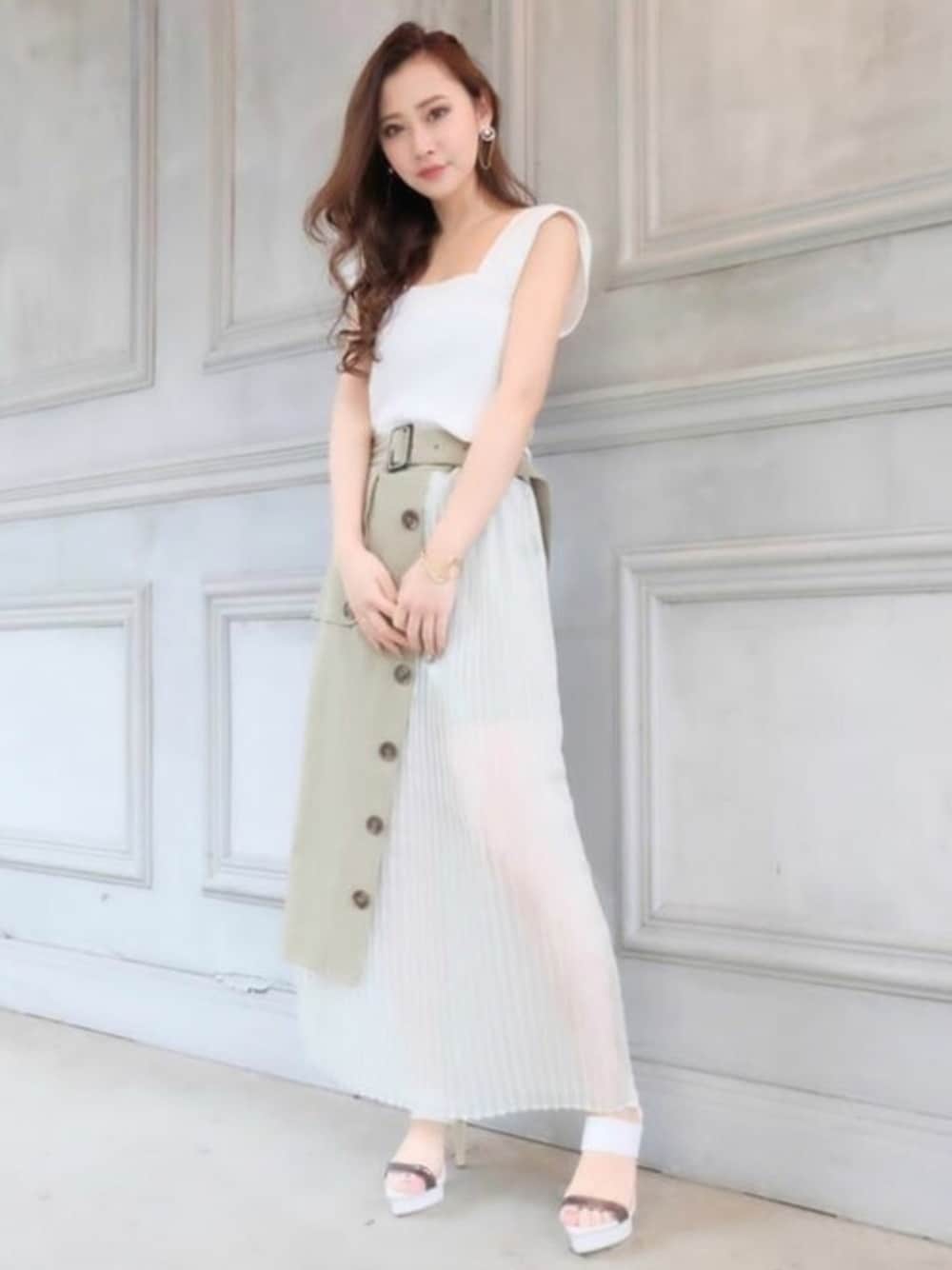 グリーン系のスカート、ホワイト系のTシャツ/カットソー、ホワイト系のサンダルを着用したレディースの春コーディネートの1枚目の写真