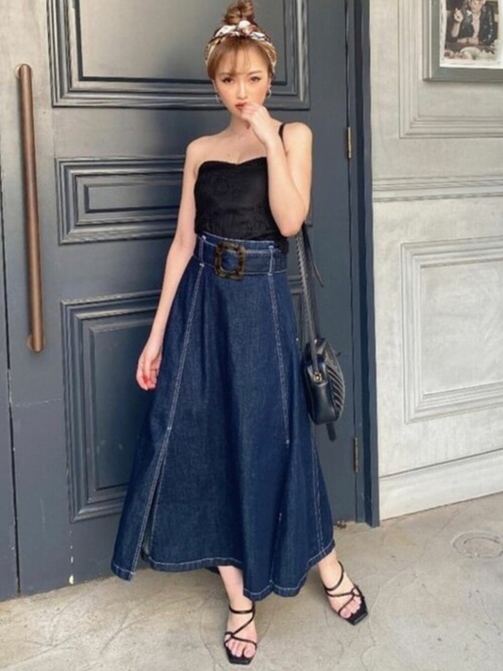 ブルー系のスカート、ブラック系のチューブトップ、ブラック系のサンダルを着用したレディースの夏コーディネートの1枚目の写真