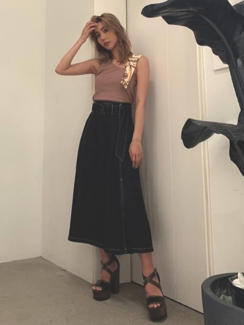 ブルー系のスカート、ブラウン系のタンクトップ、ブラウン系のサンダルを着用したレディースの夏コーディネートの1枚目の写真