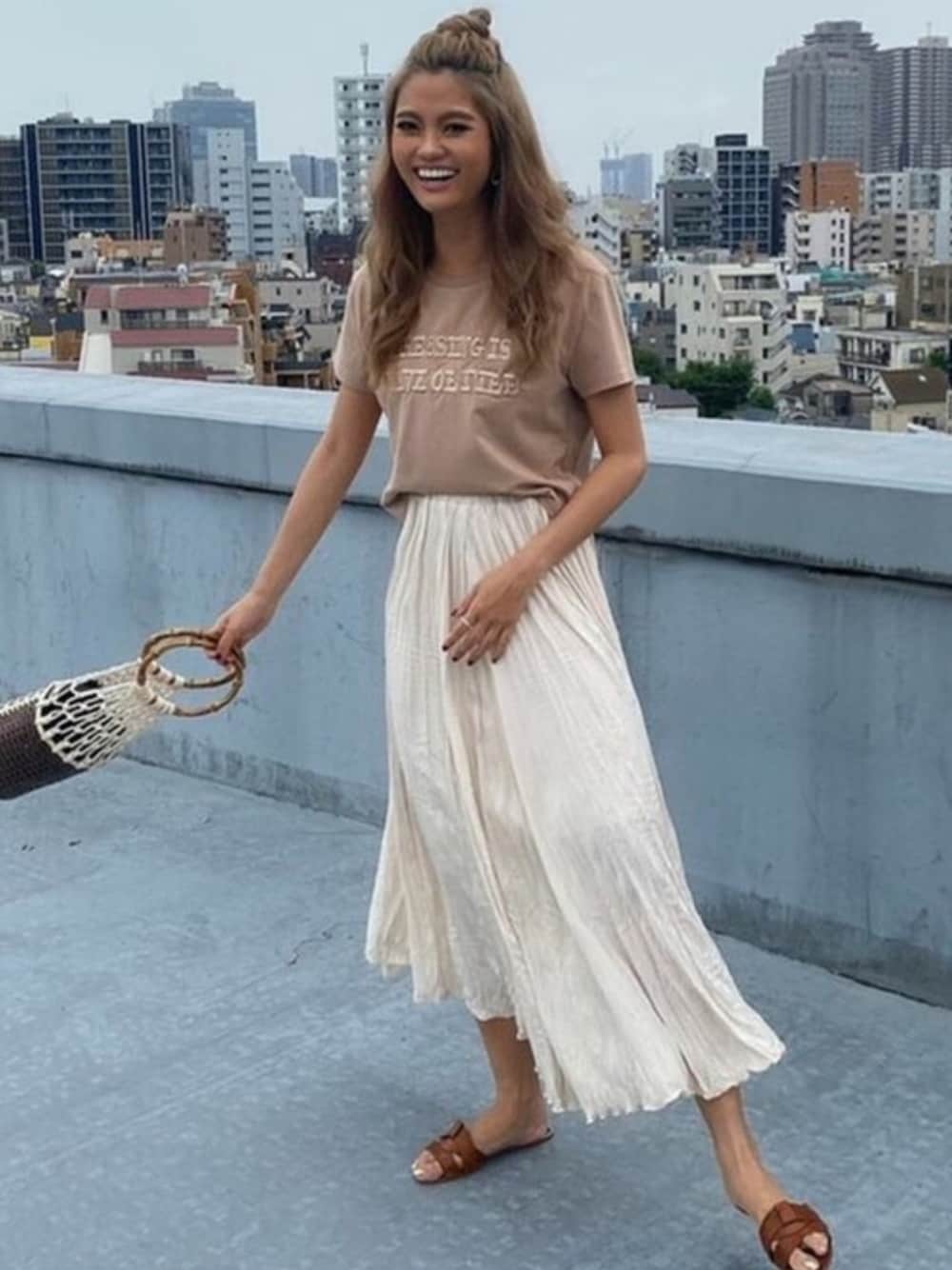 ブラウン系のTシャツ/カットソー、ホワイト系のスカートを着用したレディースの夏コーディネートの1枚目の写真