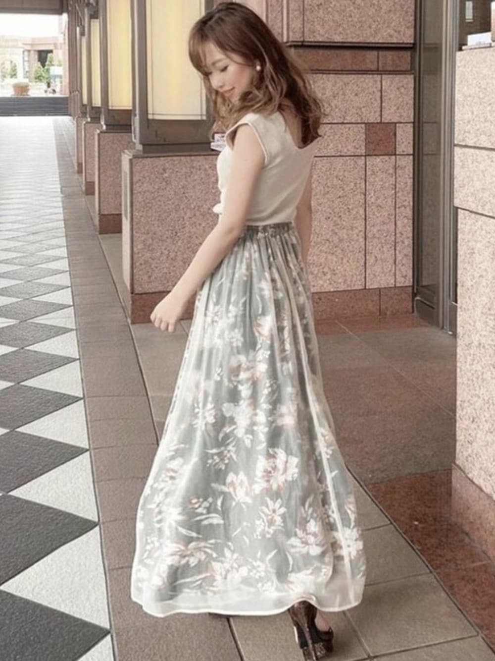 レッド系のタンクトップを着用したレディースの夏コーディネートの1枚目の写真