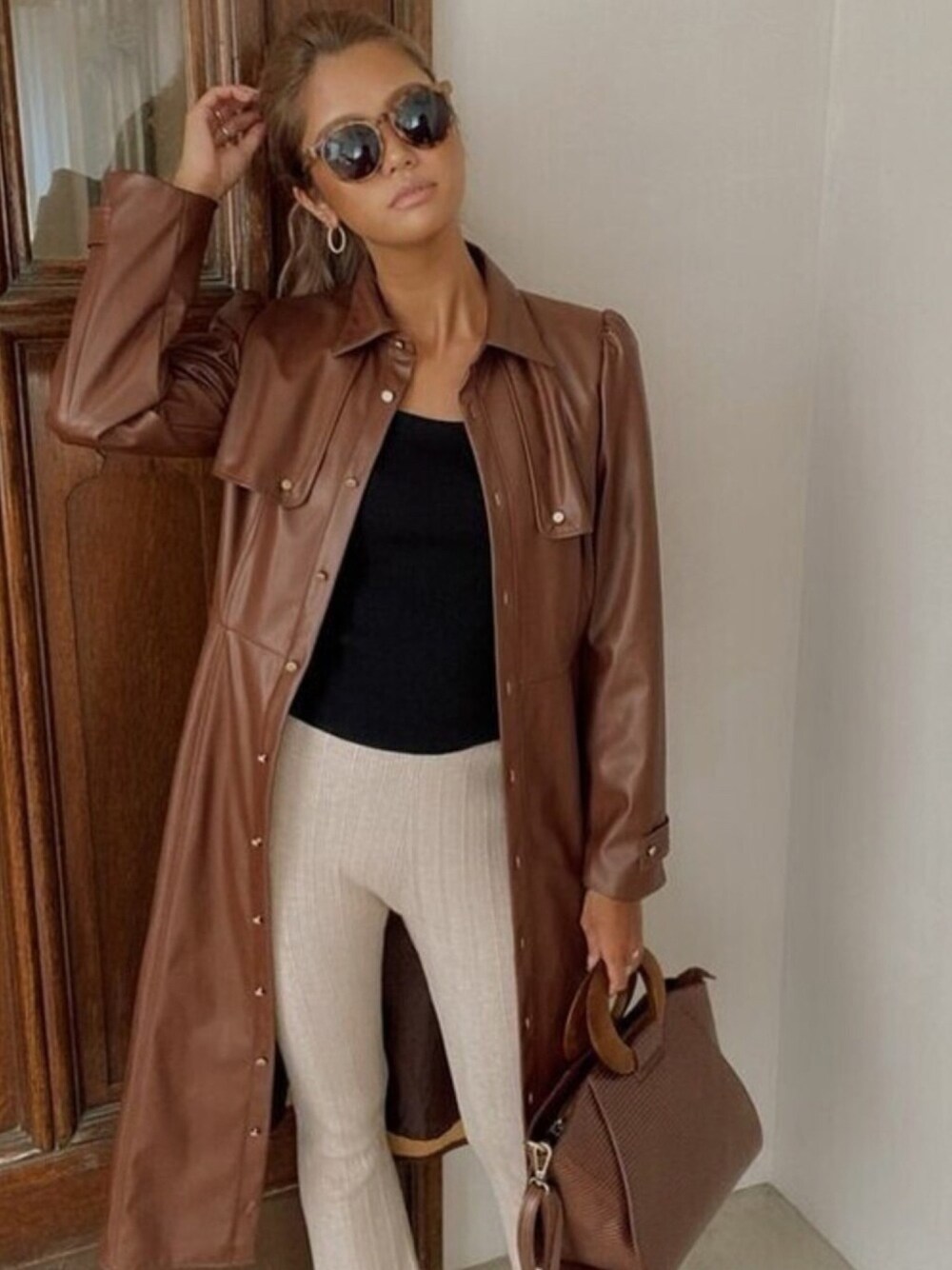 ワンピース（ブラウン系）を使った「レザーワンピース」の人気