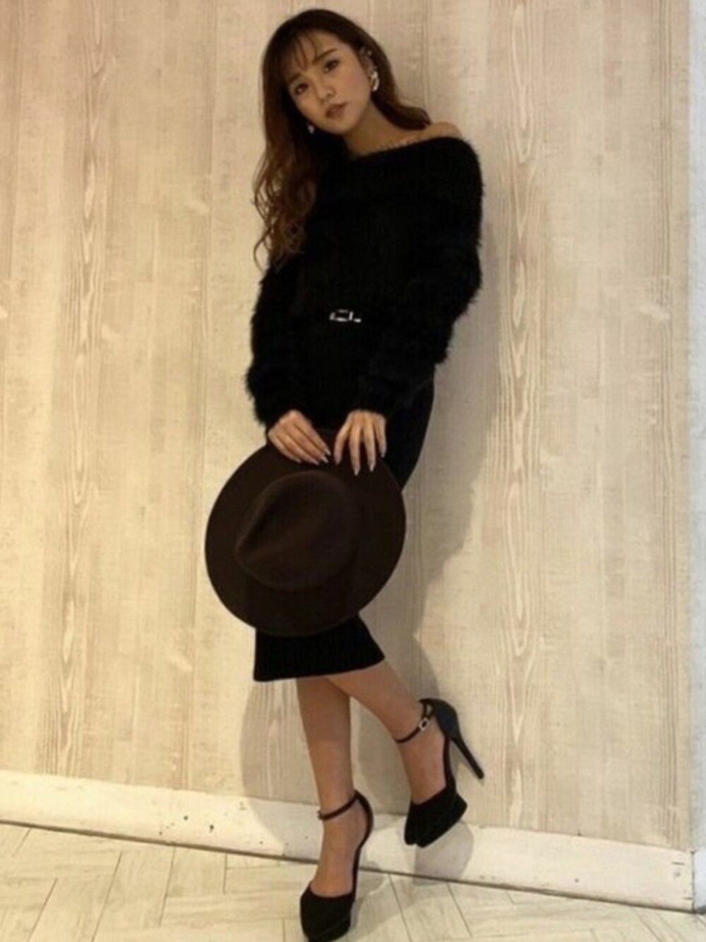 「黒、ニットワンピース、シャギーニット、RESEXXY、リゼクシー、ミニワンピース」｜「RESEXXYのシャギーミディワンピース（ワンピース、ブラック系）」を使った、RESEXXYさん（レディース・155cm）の秋コーディネートの1枚目の写真