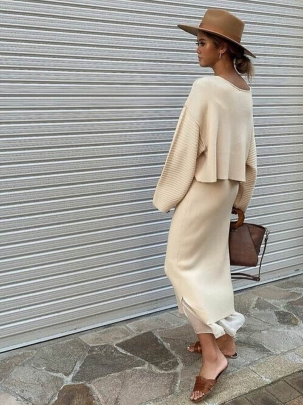 ホワイト系のスカート、ホワイト系のニット/セーターを着用したレディースの秋コーディネートの1枚目の写真