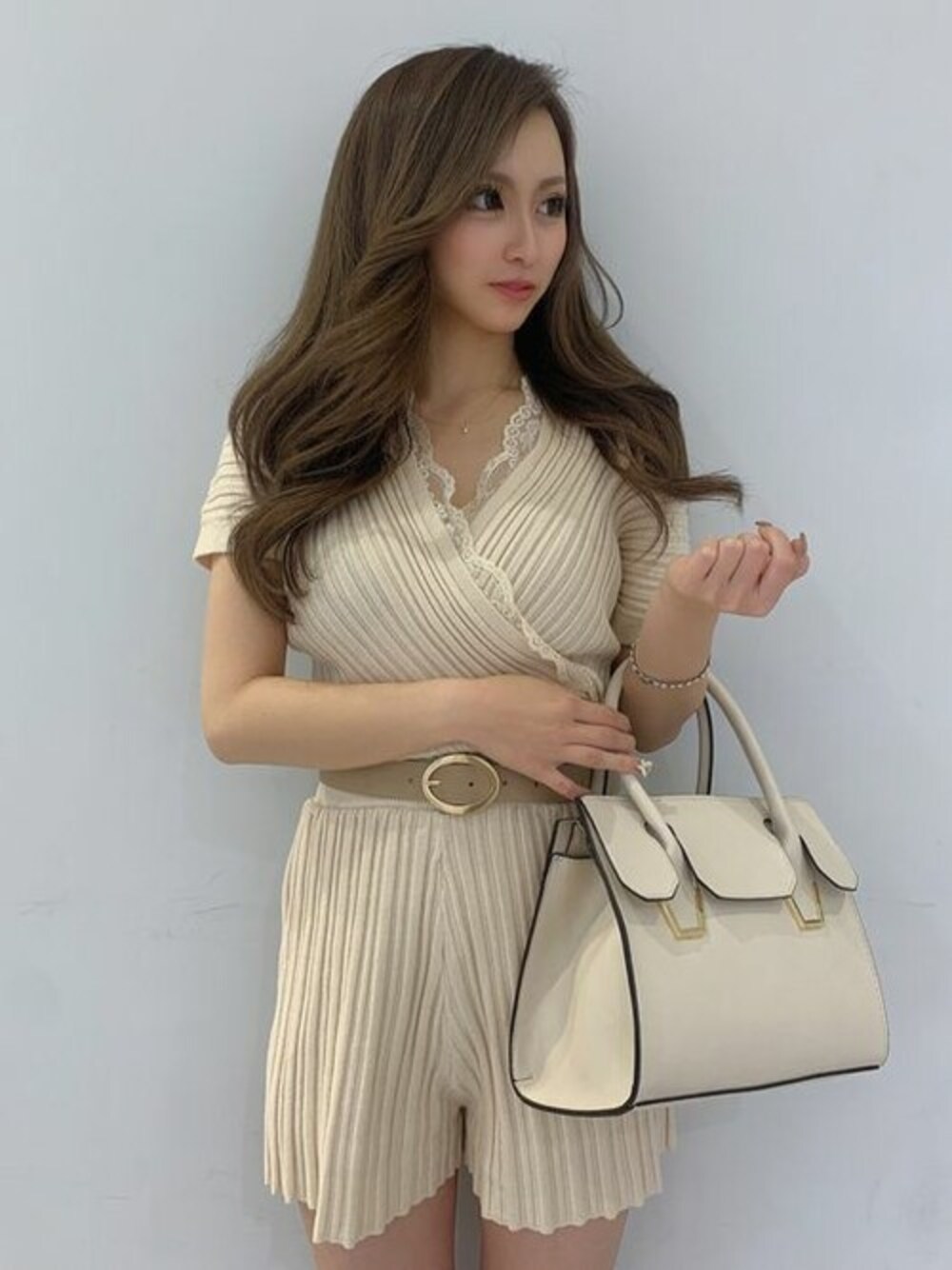 ベージュ系のつなぎ/オールインワン、ベージュ系のハンドバッグ、ベージュ系のベルトを着用したレディースの夏コーディネートの1枚目の写真