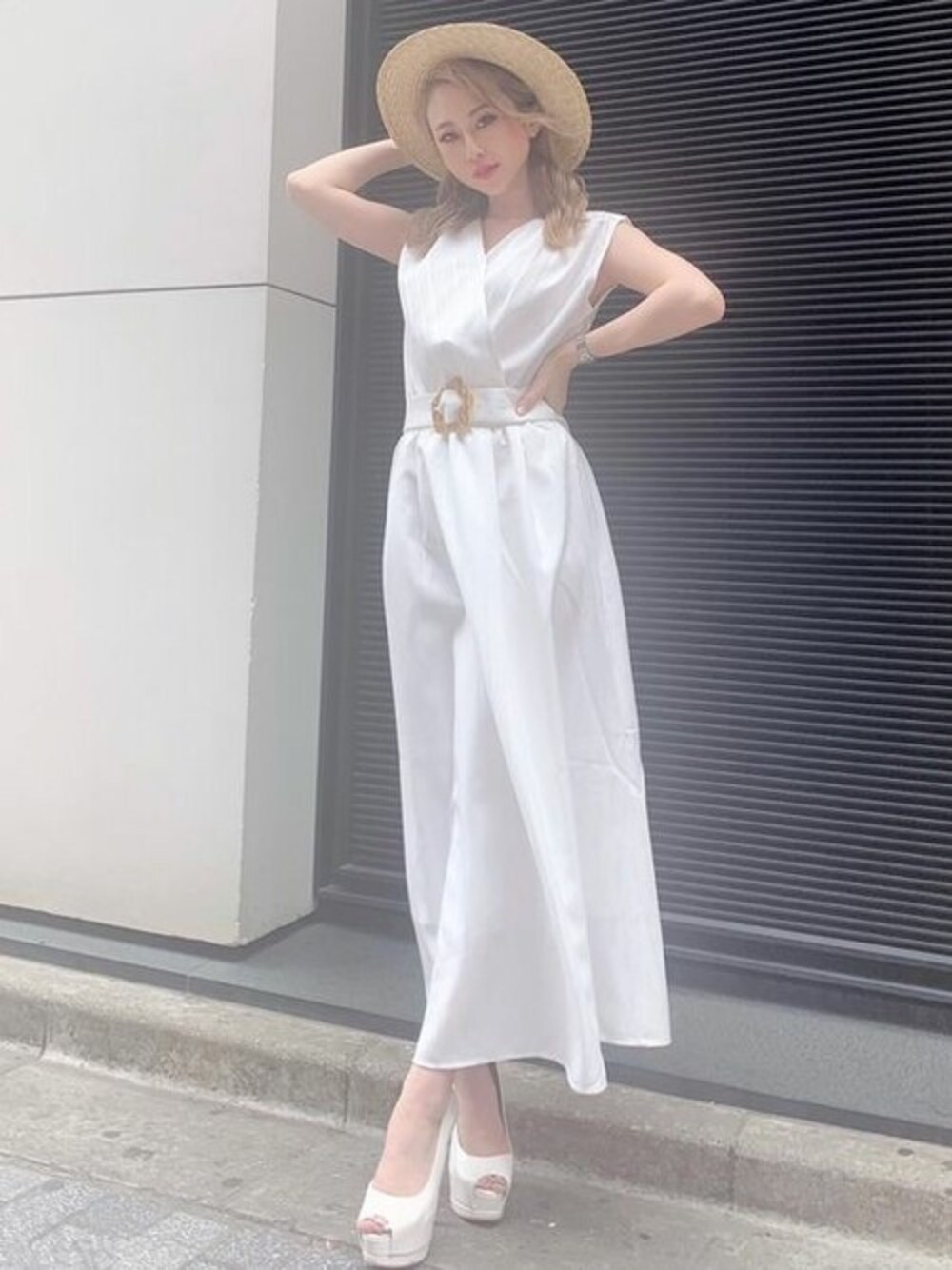 ホワイト系のワンピース、ベージュ系のハットを着用したレディースの夏コーディネートの1枚目の写真