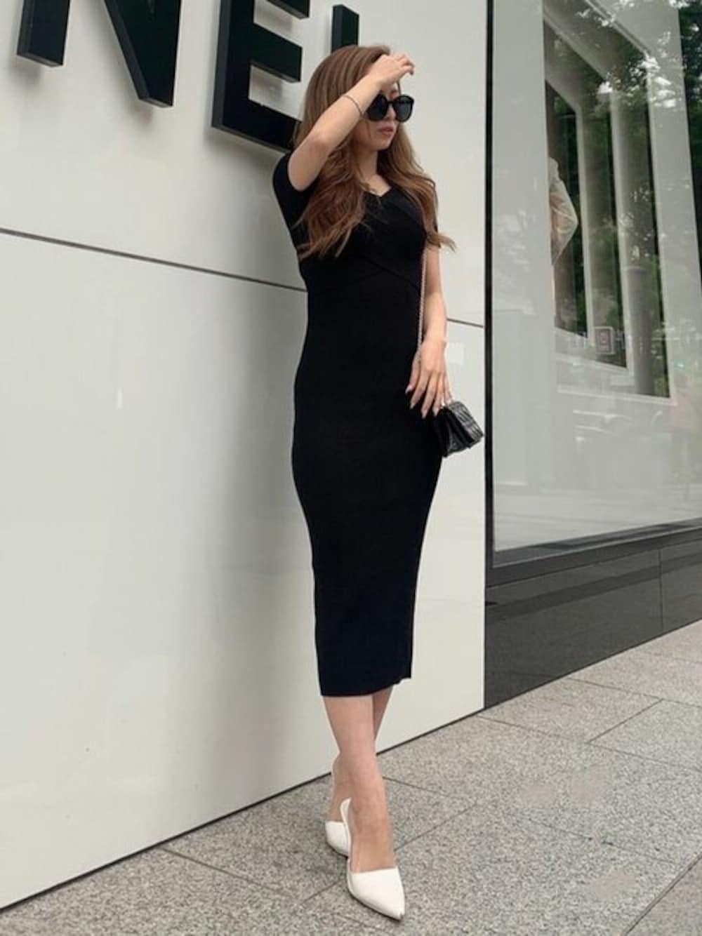 ブラック系のワンピースを着用したレディースの夏コーディネートの1枚目の写真