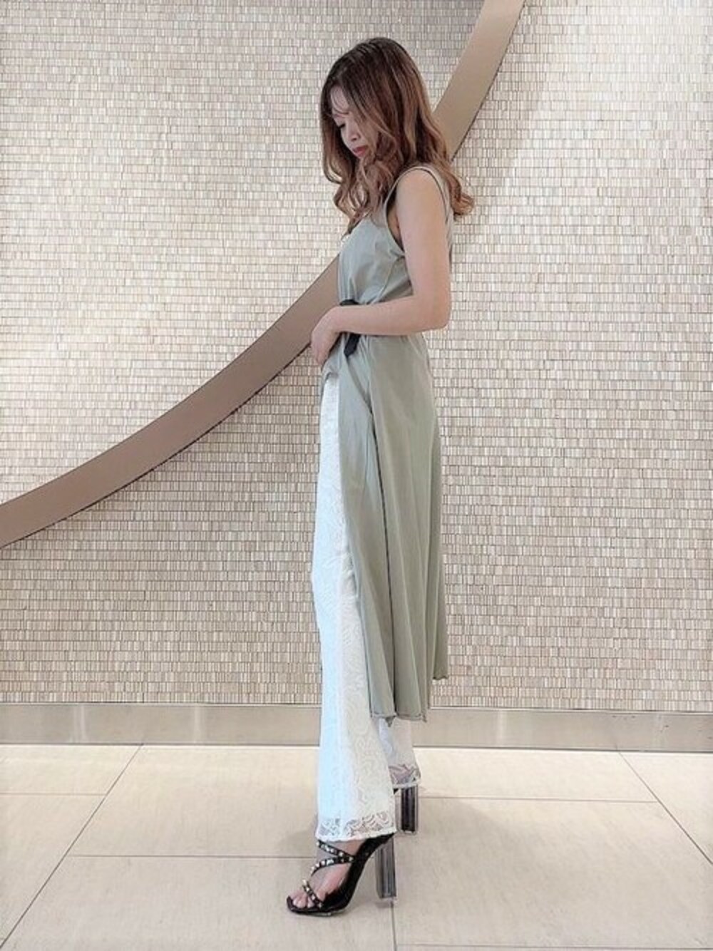 グリーン系のTシャツ/カットソー、ホワイト系のその他パンツ、ブラック系のサンダルを着用したレディースの夏コーディネートの1枚目の写真