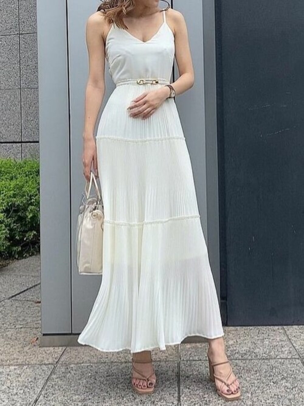 ホワイト系のワンピース、ベージュ系のショルダーバッグ、ベージュ系のサンダルを着用したレディースの夏コーディネートの1枚目の写真