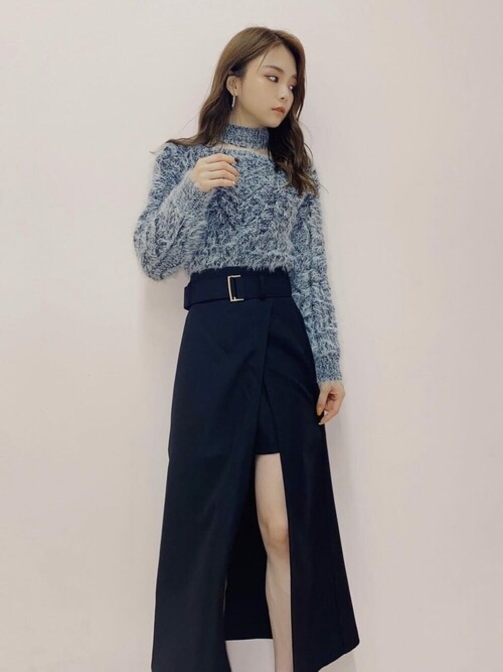 ブラック系のスカート、その他のニット/セーターを着用したレディースの秋コーディネートの1枚目の写真