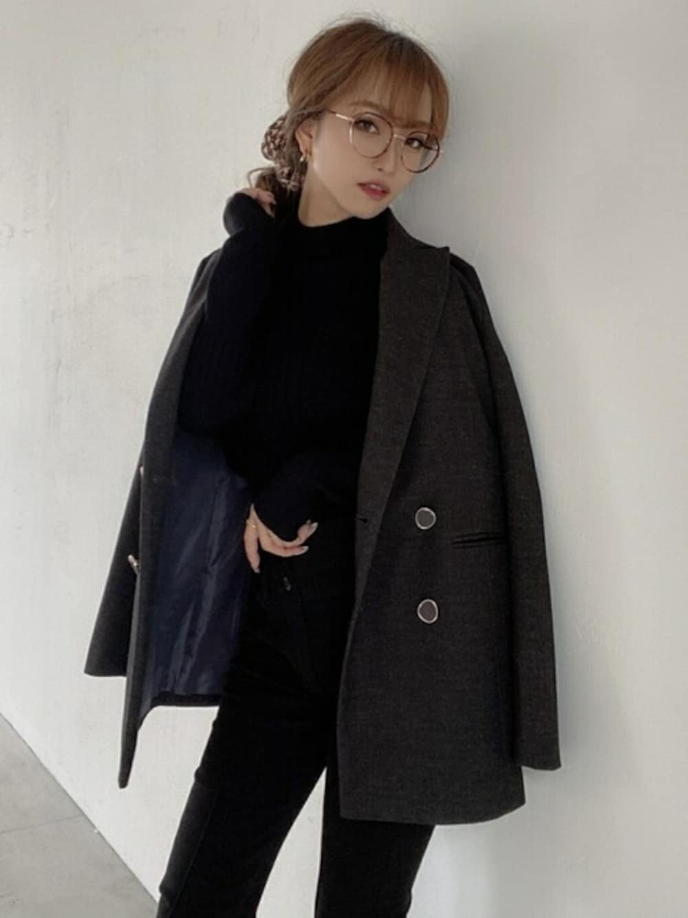 ブラック系のテーラードジャケット、ブラック系のその他パンツを着用したレディースの秋コーディネートの1枚目の写真