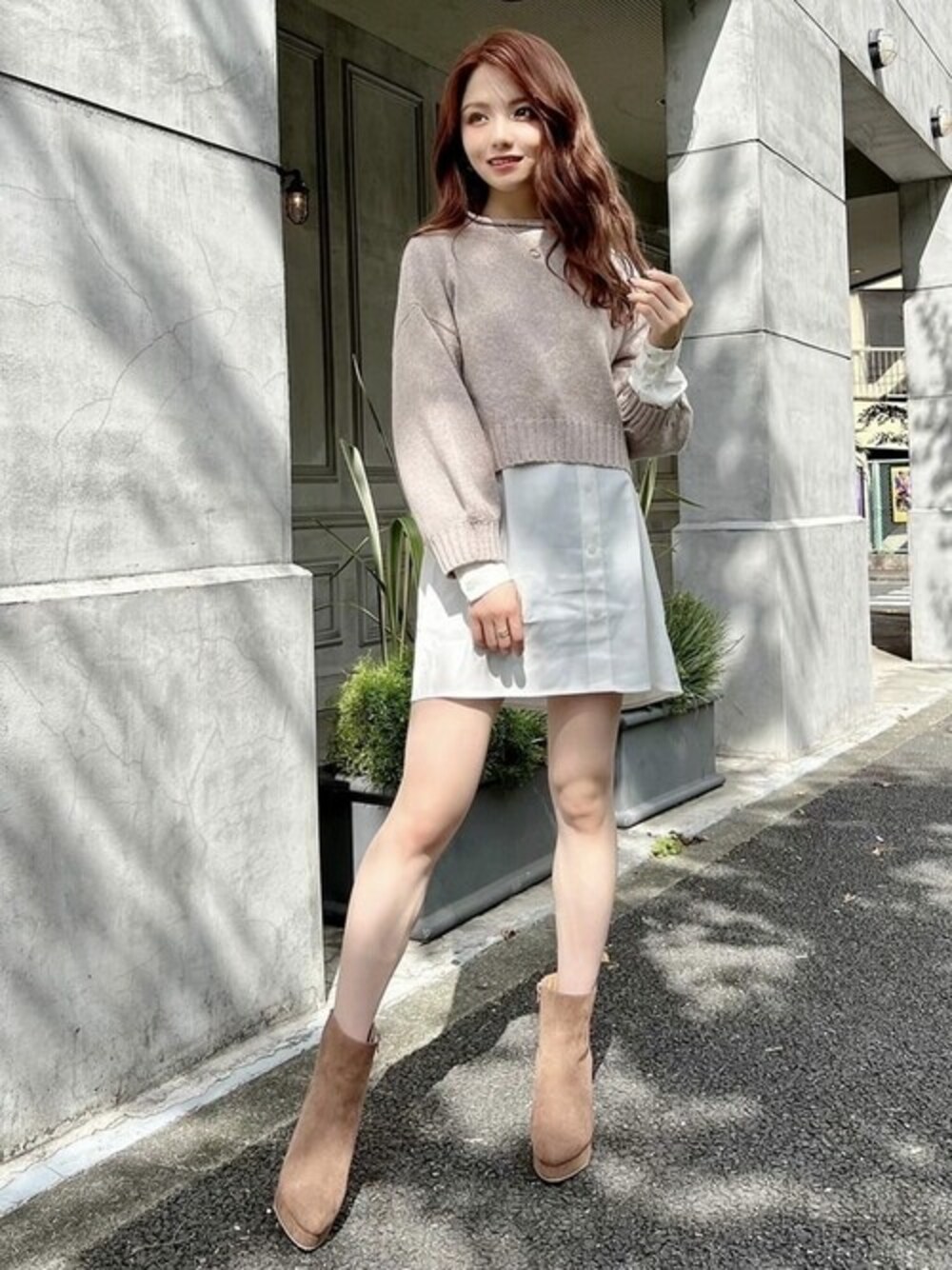 ベージュ系のニット/セーター、ブラウン系のブーツを着用したレディースの秋コーディネートの1枚目の写真