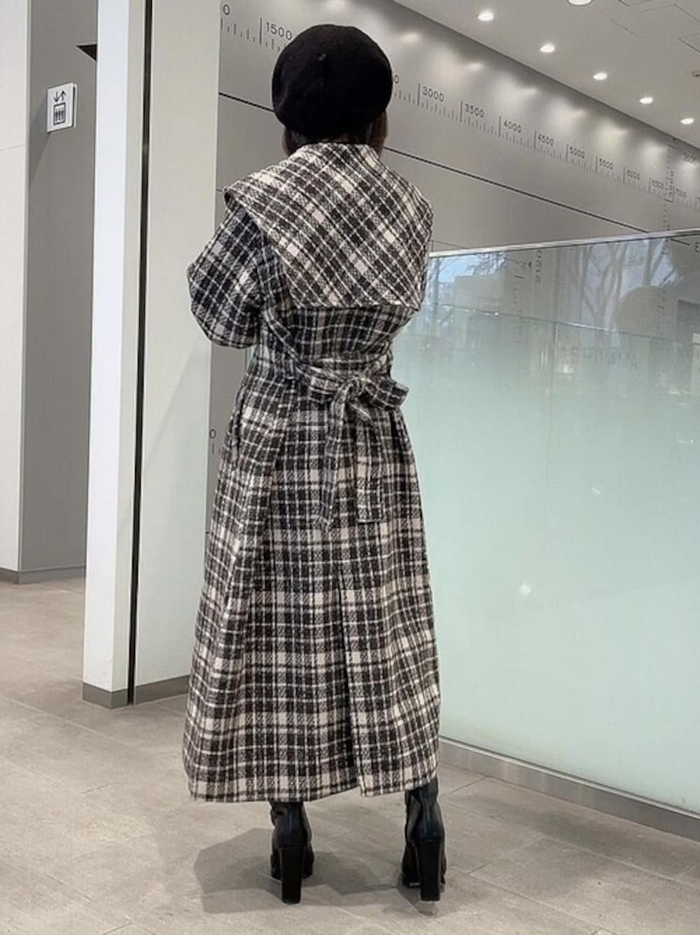 「チェック、アウター、冬コーデ、ロングコート、冬、セーラーカラー、セーラー服、RESEXXY、リゼクシー」｜「RESEXXYのブラッシュベレー帽（ハンチング/ベレー帽、ブラック系）」を使った、RESEXXYさん（レディース・153cm）の冬コーディネートの1枚目の写真