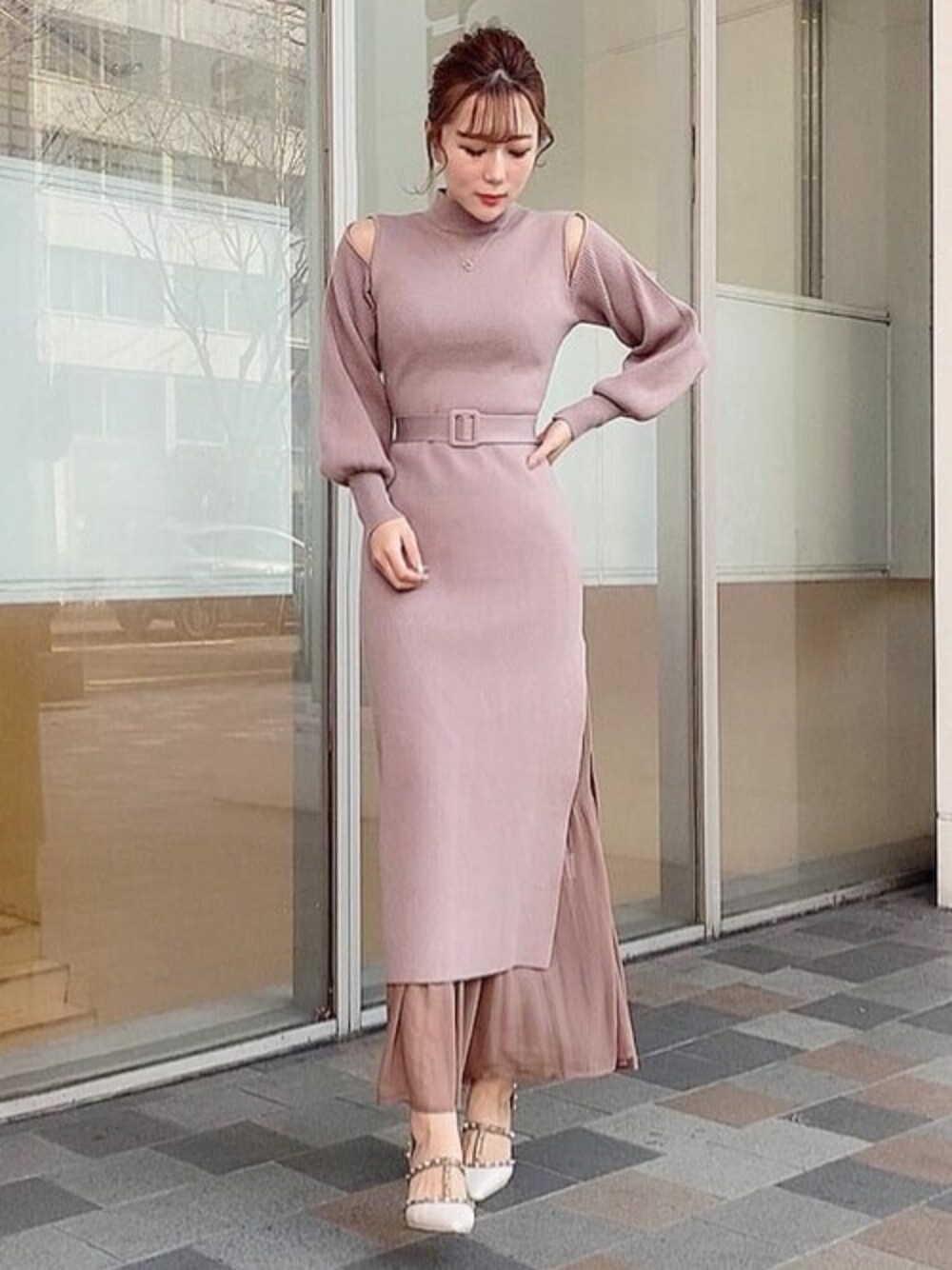 ブラウン系のワンピース、ホワイト系のパンプスを着用したレディースの冬コーディネートの1枚目の写真