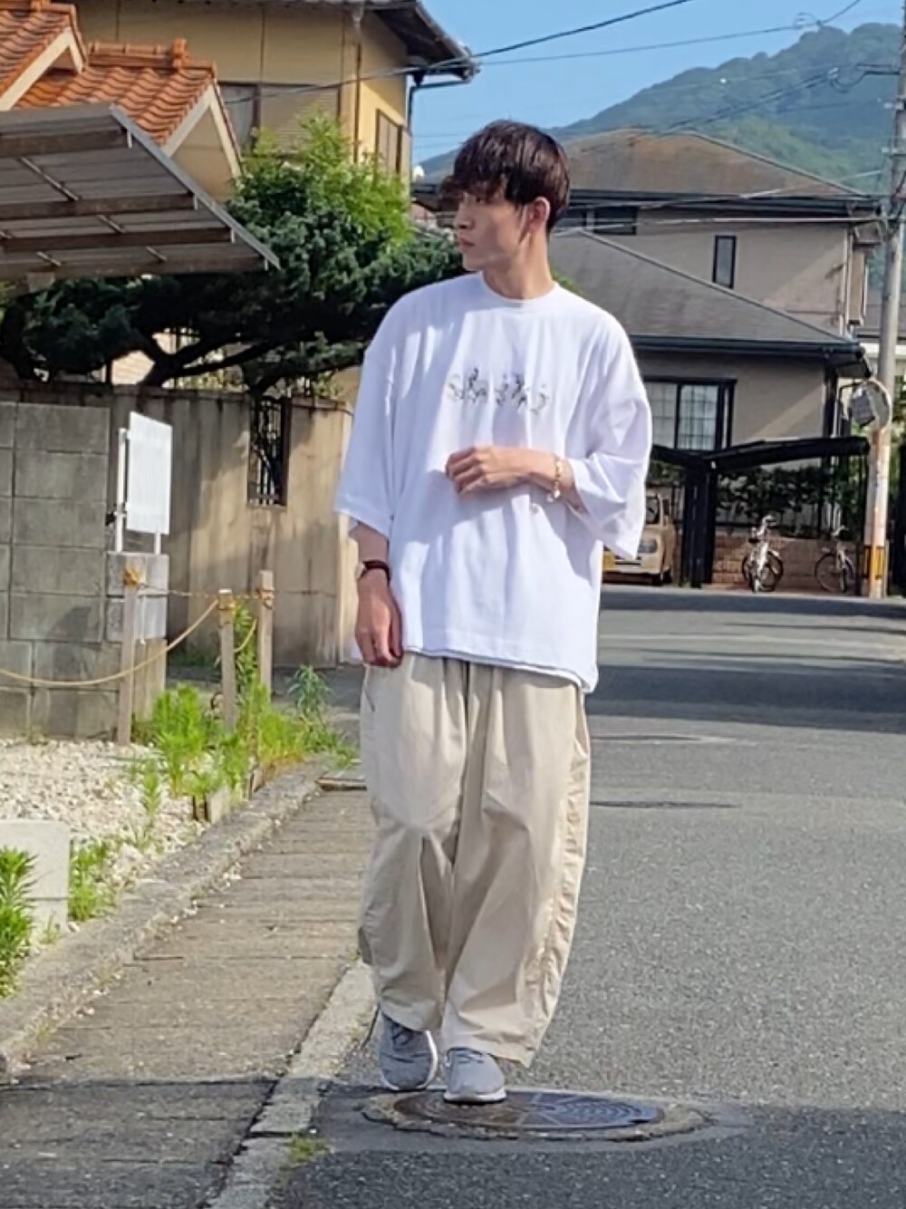 ホワイト系のTシャツ/カットソー、ホワイト系のその他パンツ、グレー系のシューズを着用したメンズの夏コーディネートの1枚目の写真