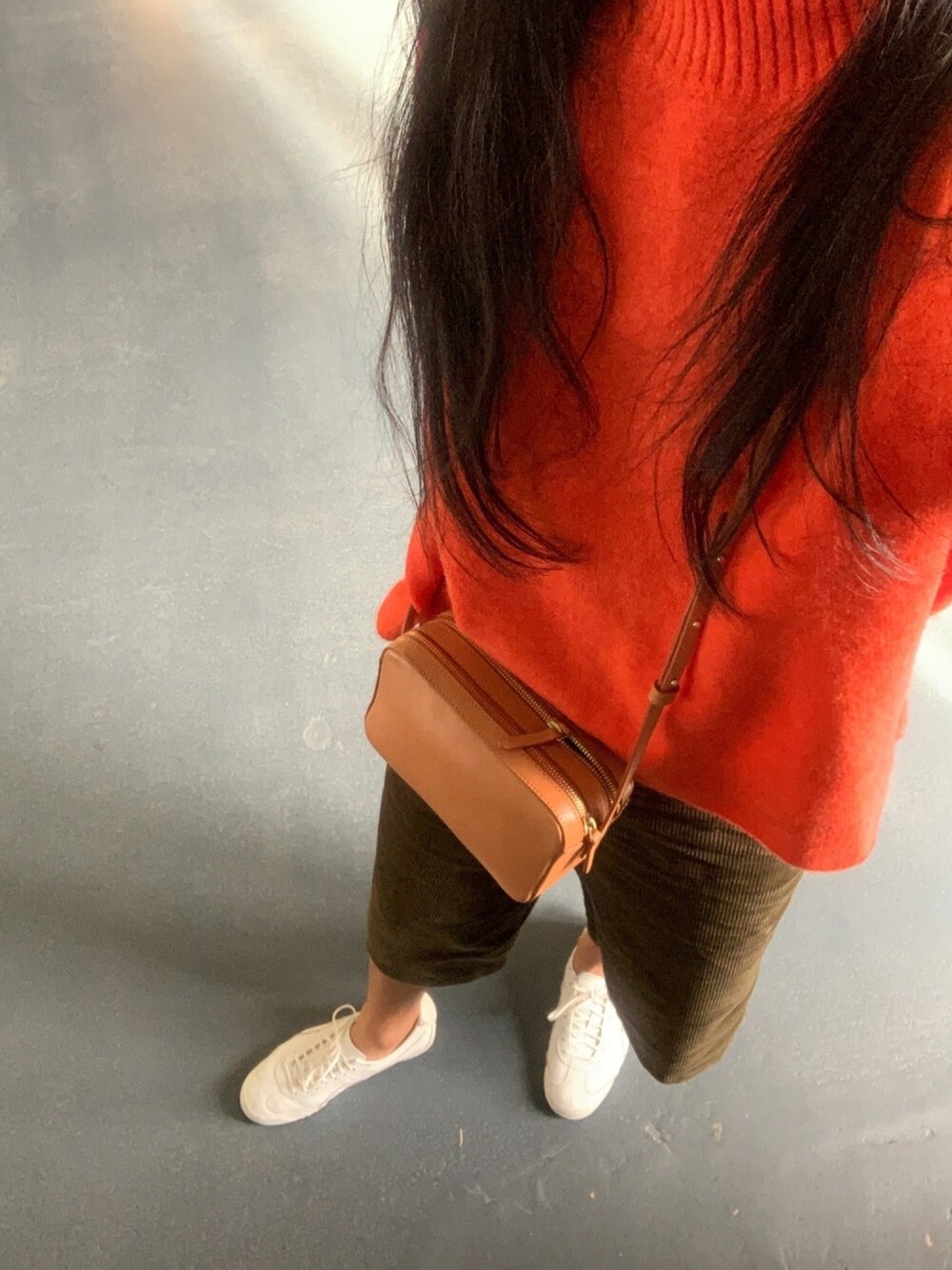 オレンジ系のその他トップス、グリーン系のその他パンツ、ベージュ系のショルダーバッグを着用したレディースの夏コーディネートの1枚目の写真