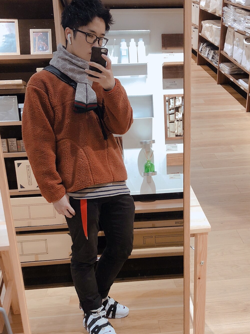 「秋コーデ、スニーカー、モアテン、グッチ、マフラー、今日のコーデ、ブラウン」｜「patagoniaのアイテム（ジャケット/アウター、オレンジ系）」を使った、熊谷太志さん（メンズ・173cm）の秋コーディネートの1枚目の写真