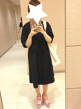 「黒ワンピ」｜「アイテム（PC・スマホグッズ/家電）」を使った、こまこまさん（レディース・155cm）の夏コーディネート