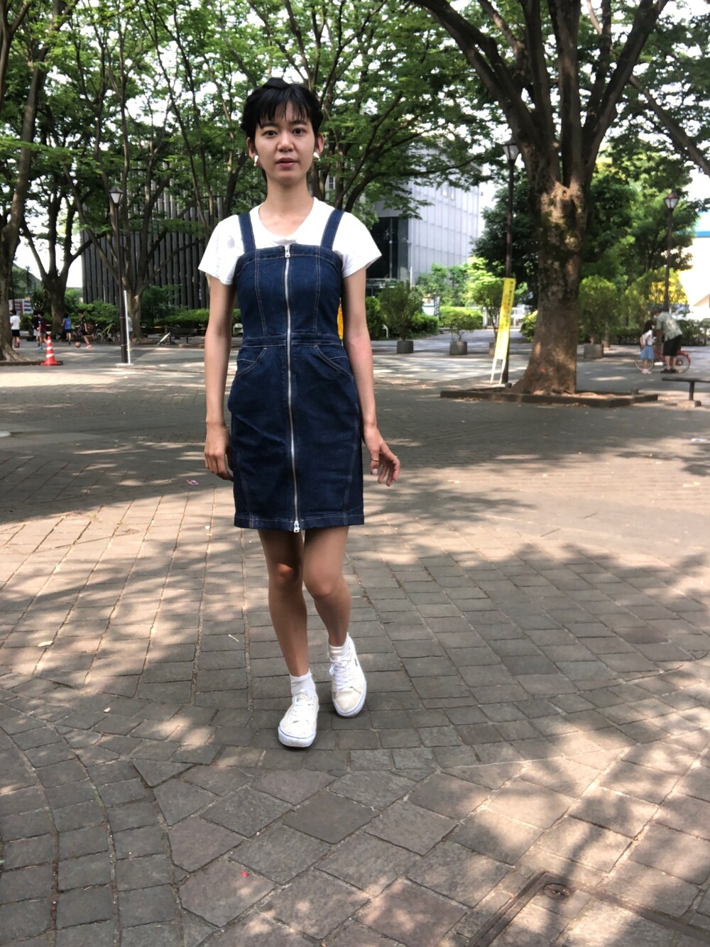 「Levi'sのアイテム（ジャンパースカート、ブルー系）」を使った、まいさん（レディース・165cm）の夏コーディネートの1枚目の写真