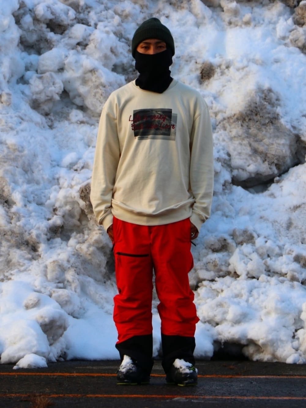 「スキーパンツ、スキー、ストリートMIX、スキーウェア、雪山、トレーナーコーデ、スポーツmix、スポーツウェア、登山コーデ、A-Frame」｜「A-Frameのアイテム（スウェット、ベージュ系）」を使った、Shun50さん（メンズ・170cm）の冬コーディネートの1枚目の写真