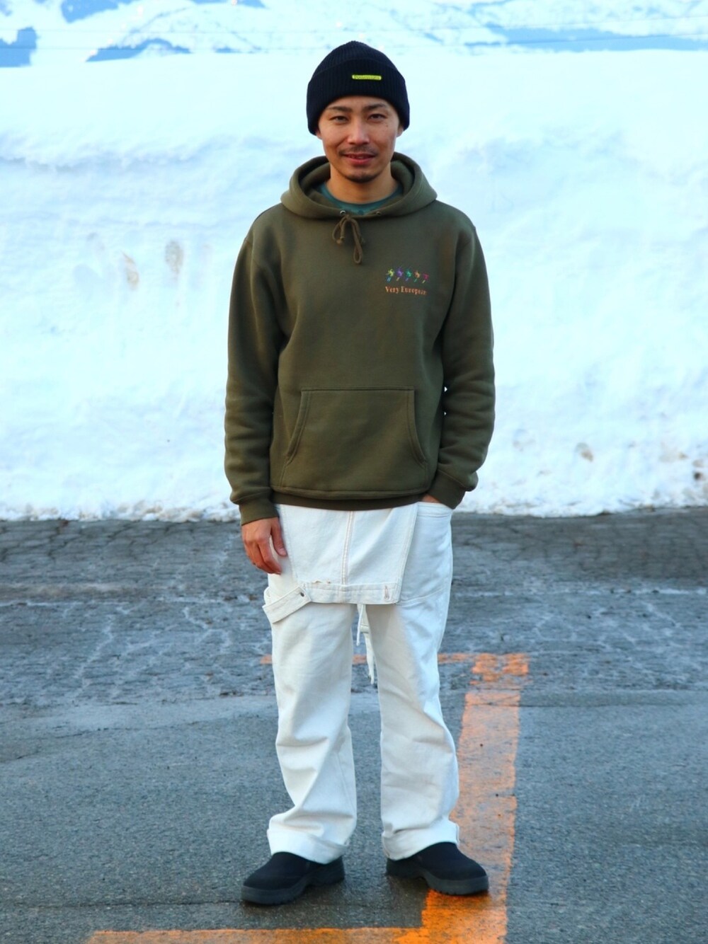 「冬のコーデ、パーカーコーデ、オーバーオール、ホワイト×カーキ、ホワイトデニム、雪山コーデ、トラベル、ミリタリー、スキー、A-Frame」｜「PeakPerformanceのアイテム（ニットキャップ/ビーニー、ブラック系）」を使った、Shun50さん（メンズ・170cm）の冬コーディネートの1枚目の写真