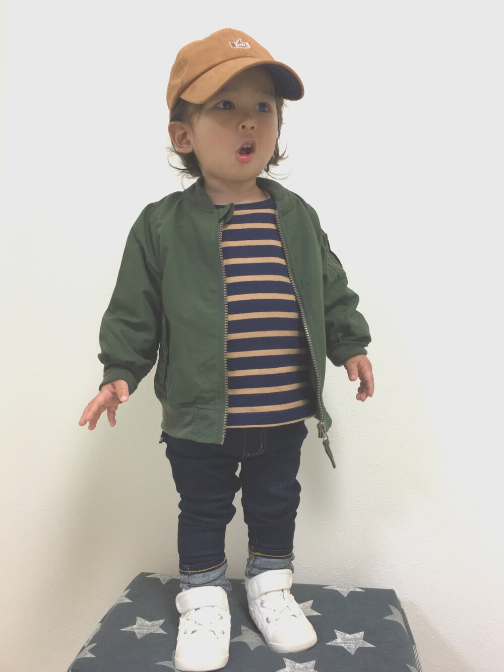 「キッズコーデ、男の子、冬、ホワイトスニーカー、キャップ、1歳11ヶ月、ボーダー」｜「b・ROOMのワンポイント入りコーデュロイキャップ（キャップ、イエロー系）」を使った、◡̈ nosu.Kさん（キッズ・80cm）の秋コーディネートの1枚目の写真
