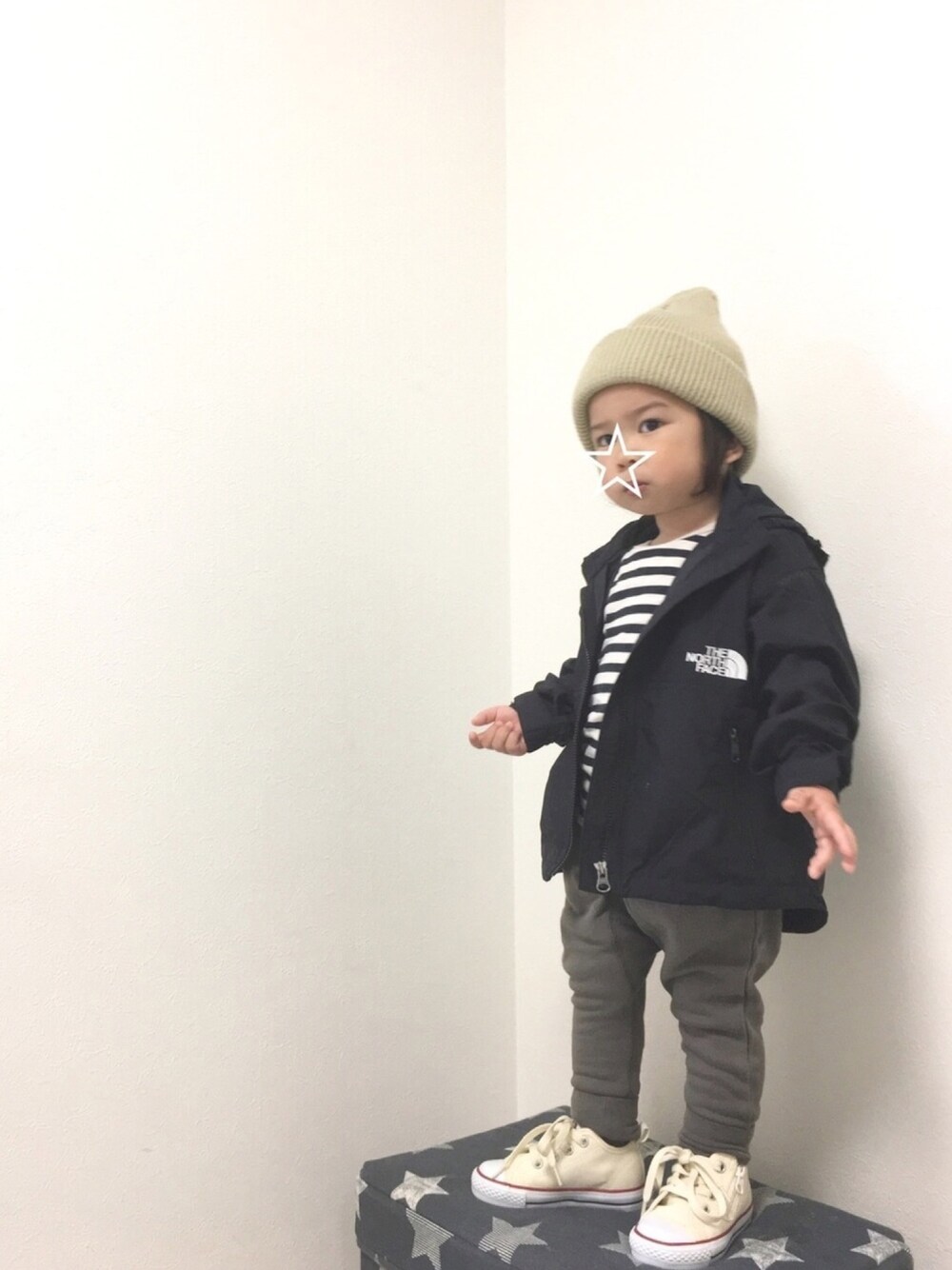 ブラック系のTシャツ/カットソー、ブラック系のマウンテンパーカー、グレー系のその他パンツを着用したキッズの冬コーディネートの1枚目の写真