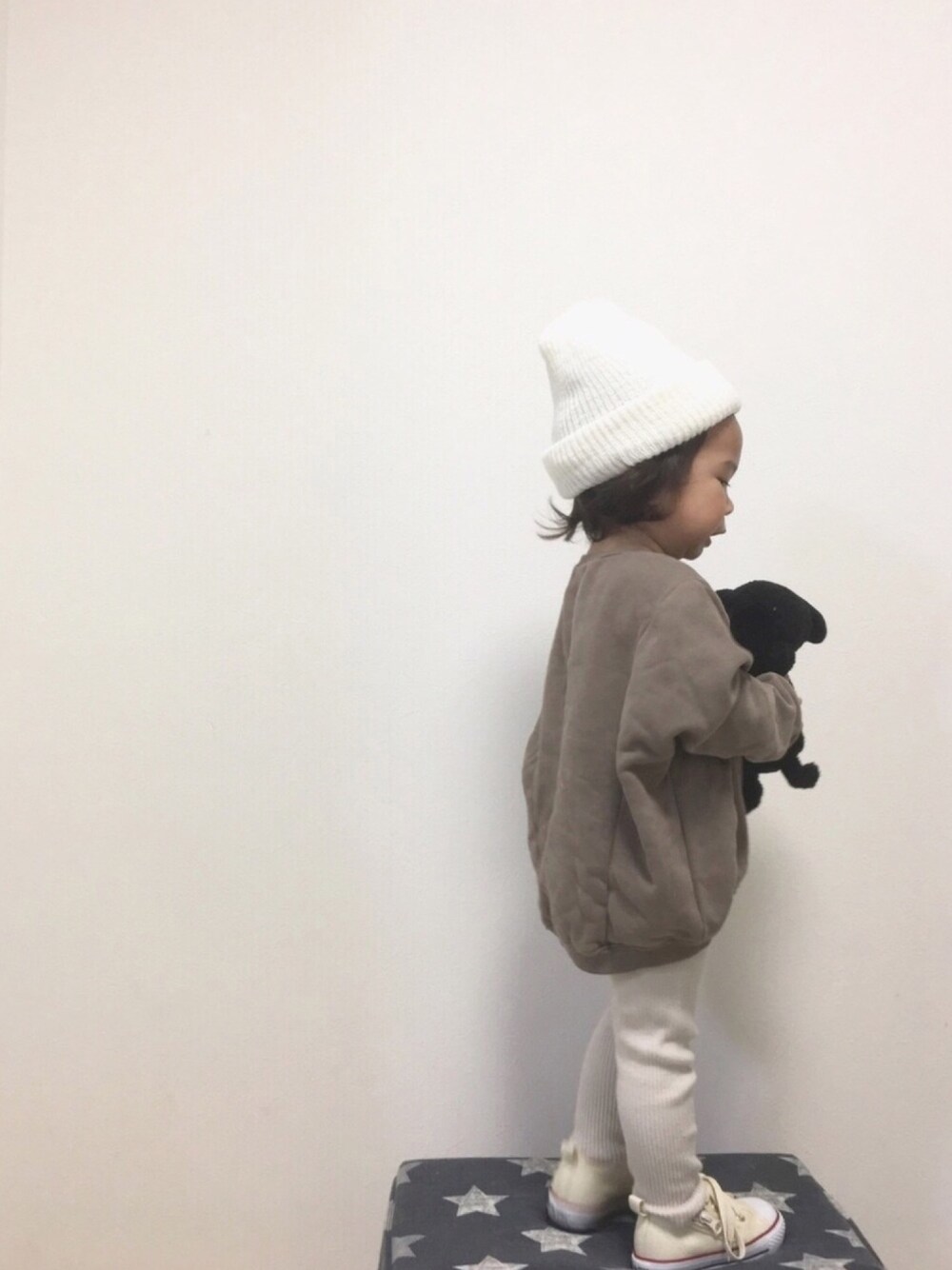 「キッズコーデ、ワントーンコーデ、グラデーション、男の子、コンバース、2歳、monmimi、着回しコーデ」｜「COMECHATTO&CLOSETのＡＲＴＥＸ　ＷＡＴＣＨ　ＣＡＰ（ニットキャップ/ビーニー、ホワイト系）」を使った、◡̈ nosu.Kさん（キッズ・80cm）の春コーディネートの1枚目の写真