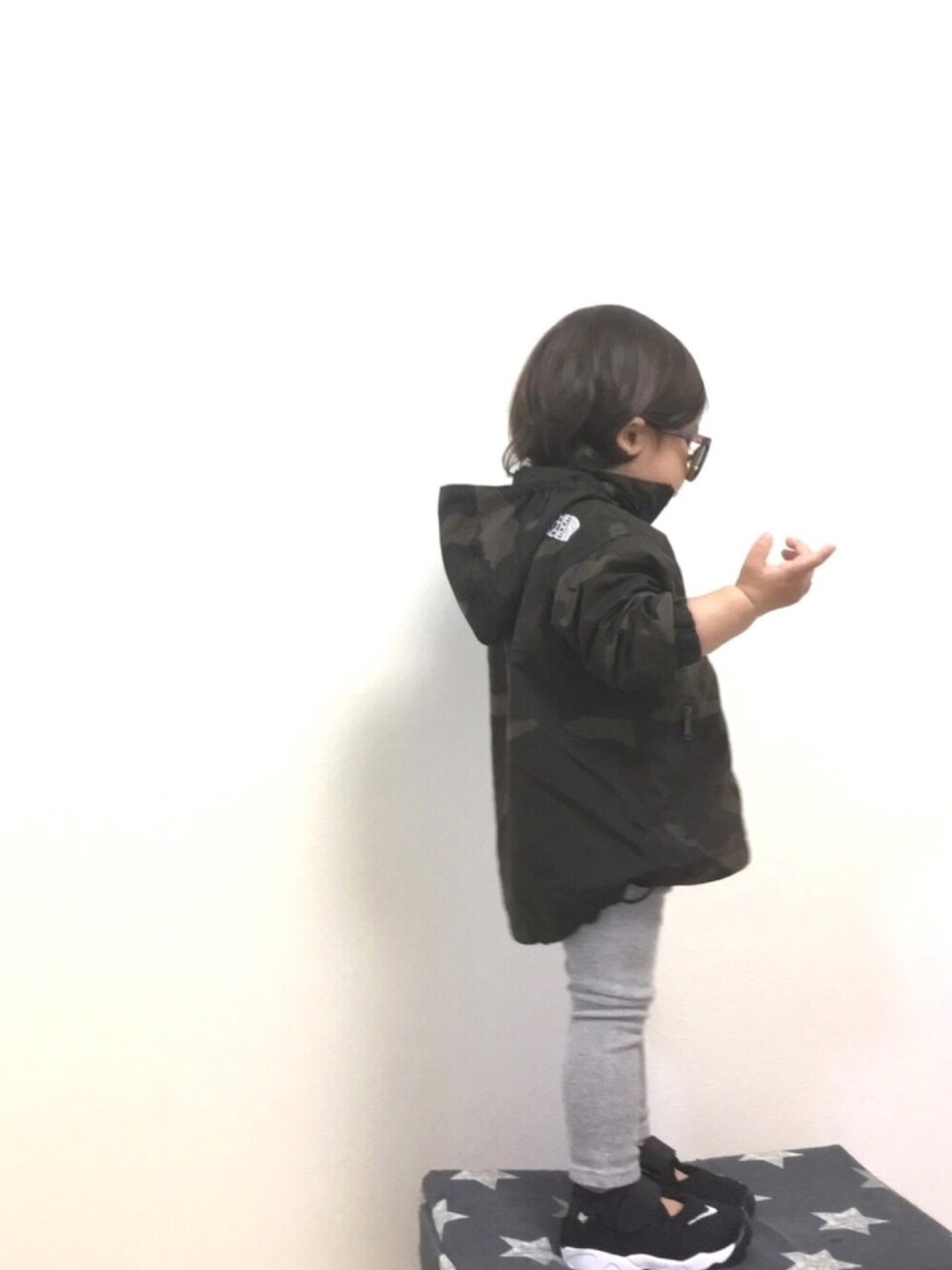 「キッズコーデ、男の子、ナイロンジャケット、マウンテンパーカー、カモフラ、ナイキリフト、レギンス、2歳、春コーデ、サングラス」｜「THE NORTH FACEのTHE NORTH FACE/ノベルティーコンパクトジャケット（ナイロンジャケット、その他）」を使った、◡̈ nosu.Kさん（キッズ・80cm）の春コーディネートの1枚目の写真