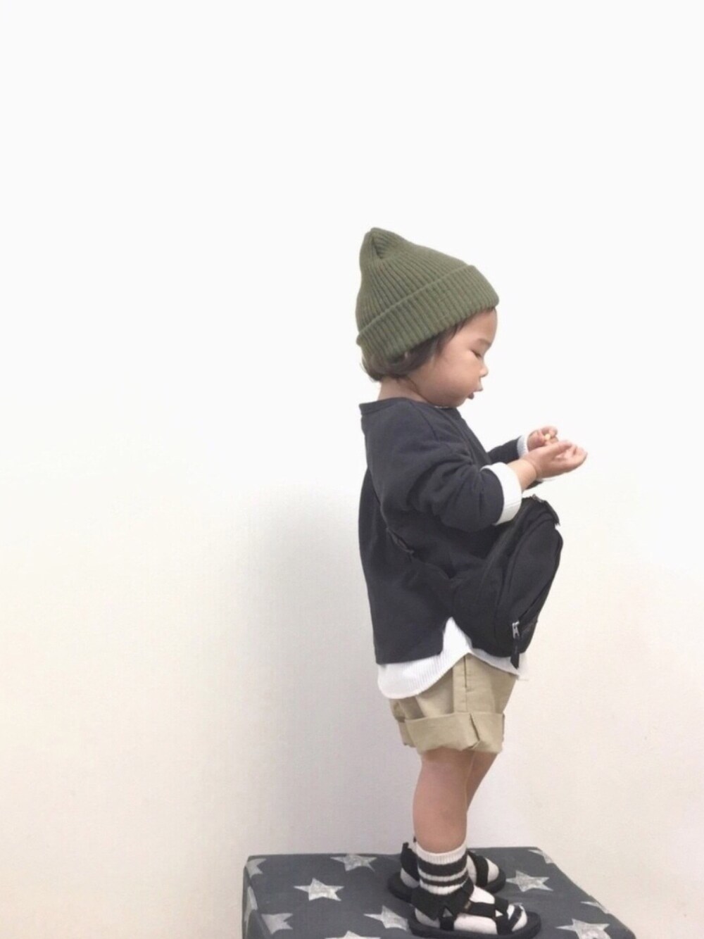 「キッズコーデ、春コーデ、男の子、レイヤードスタイル、靴下、teva、2歳、ハーフパンツ、サンダル」｜「HOUSTONの【HOUSTON SELECT】ニットキャップ MADE IN USA（ニットキャップ/ビーニー、グリーン系）」を使った、◡̈ nosu.Kさん（キッズ・80cm）の春コーディネートの1枚目の写真