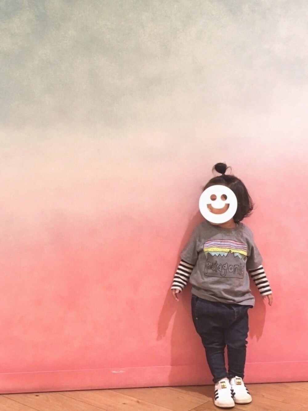 「キッズコーデ、サルエルパンツ、adidas originals、patagonia、ボーダー、リンクコーデ、2歳、男の子」｜「URBAN RESEARCH DOORSのオーガニックボーダーTシャツ(KIDS)（Tシャツ/カットソー、ブラック系）」を使った、◡̈ nosu.Kさん（キッズ・80cm）の春コーディネートの1枚目の写真