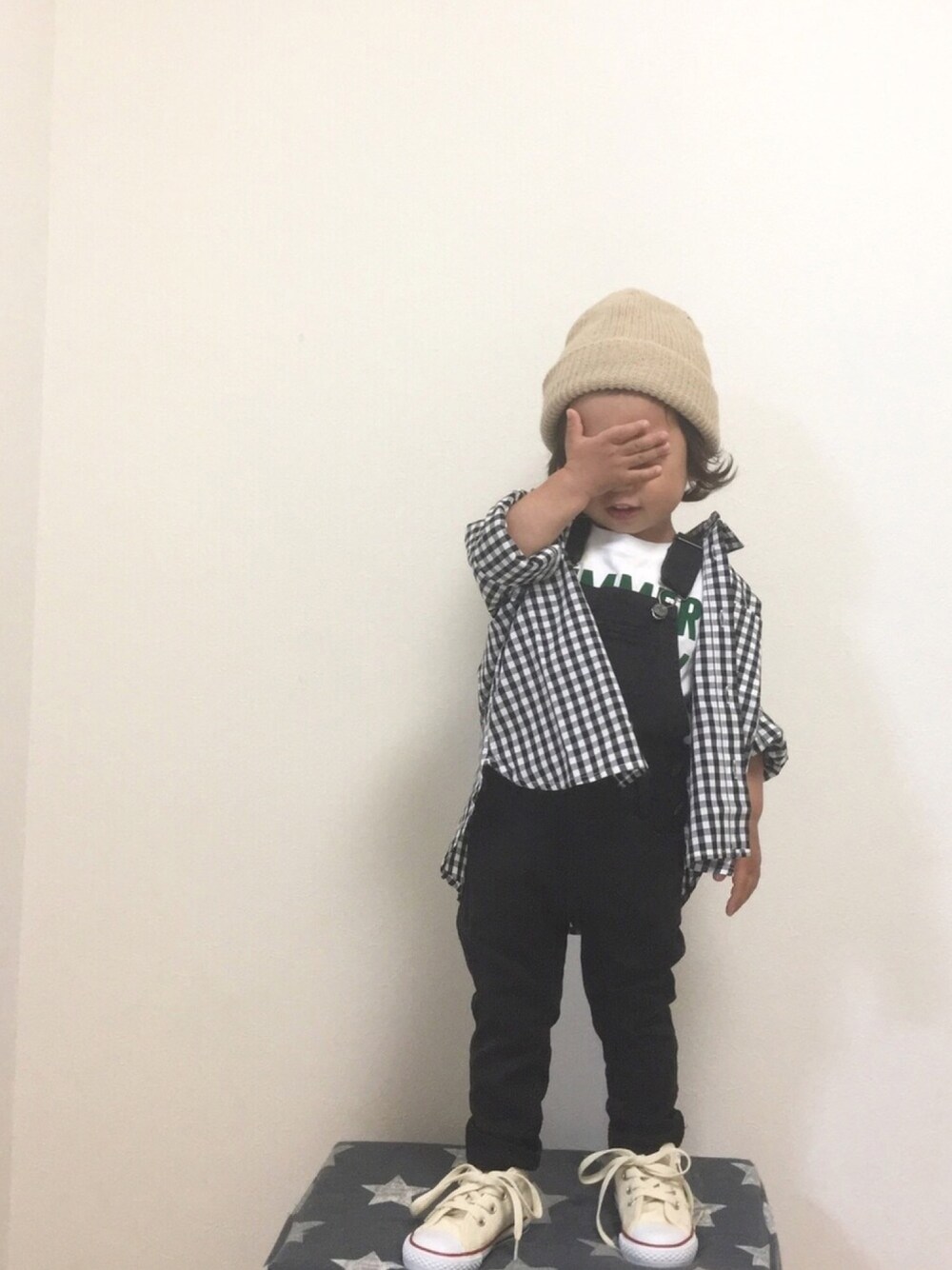 「キッズコーデ、サロペット、ギンガムチェック、コンバース、男の子、ニット帽、ベージュ、2歳、チェックシャツ」｜「GLOBAL WORKの【キッズ】サロペットスリムパンツ/764904（サロペット/オーバーオール、ブラック系）」を使った、◡̈ nosu.Kさん（キッズ・80cm）の春コーディネートの1枚目の写真