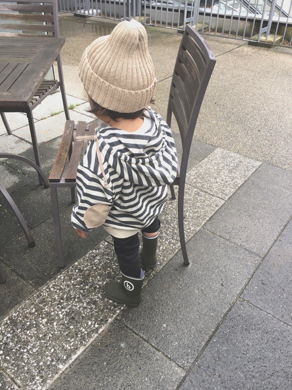 「キッズコーデ、雨の日コーデ、男の子、ボーダー、レインブーツ、petit bebe」｜「こども ビームスのこども ビームス / レイン ブーツ (13～19cm)（レインシューズ、グリーン系）」を使った、◡̈ nosu.Kさん（キッズ・80cm）の夏コーディネートの1枚目の写真