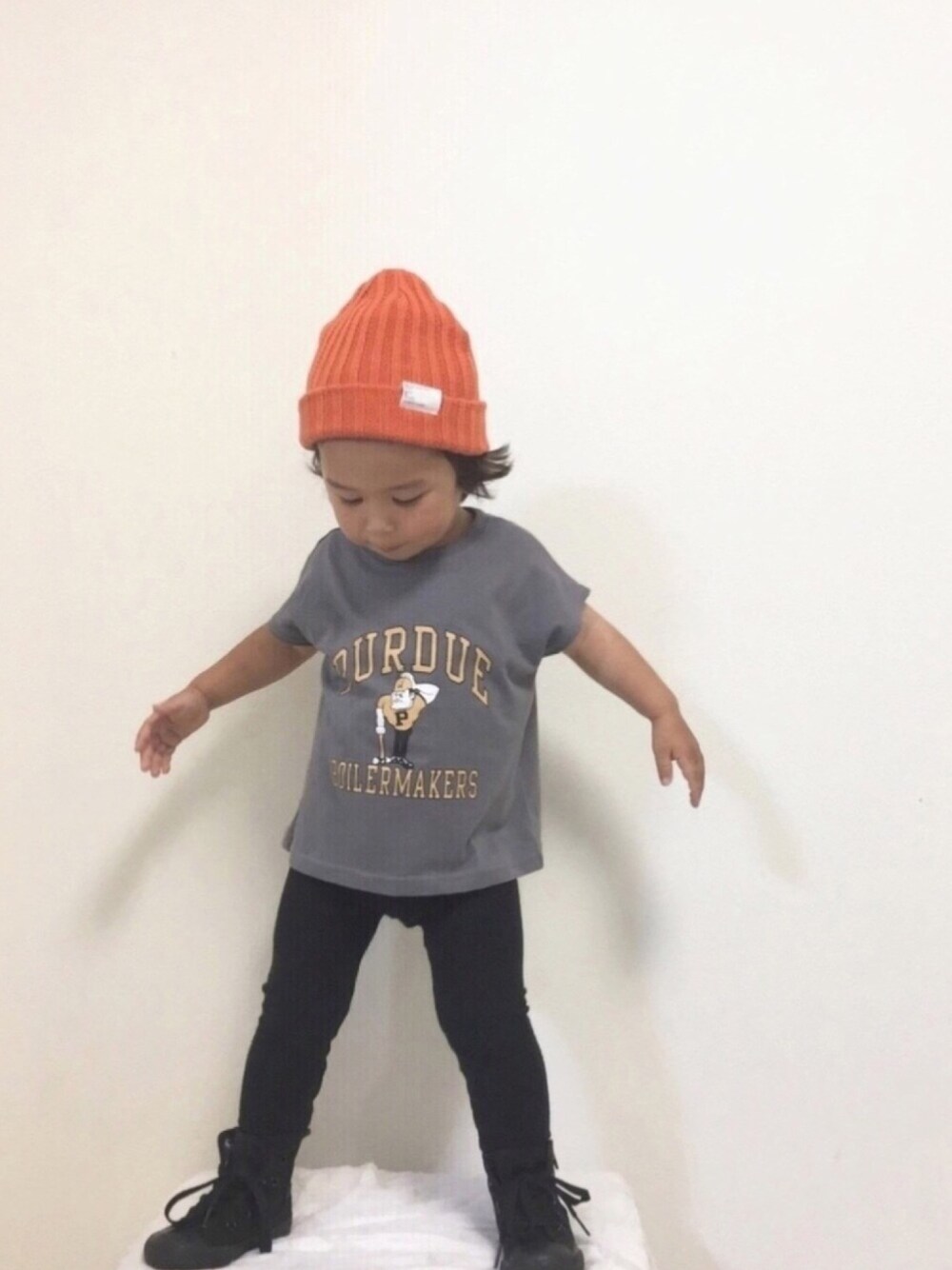「キッズコーデ、ニット帽、オレンジ、コンバース、ブラック、男の子、夏コーデ、2歳」｜「CONVERSEの【CONVERSE/KIDS】CHILD ALL STAR N Z HI 32712047（スニーカー、ブラック系）」を使った、◡̈ nosu.Kさん（キッズ・80cm）の夏コーディネートの1枚目の写真