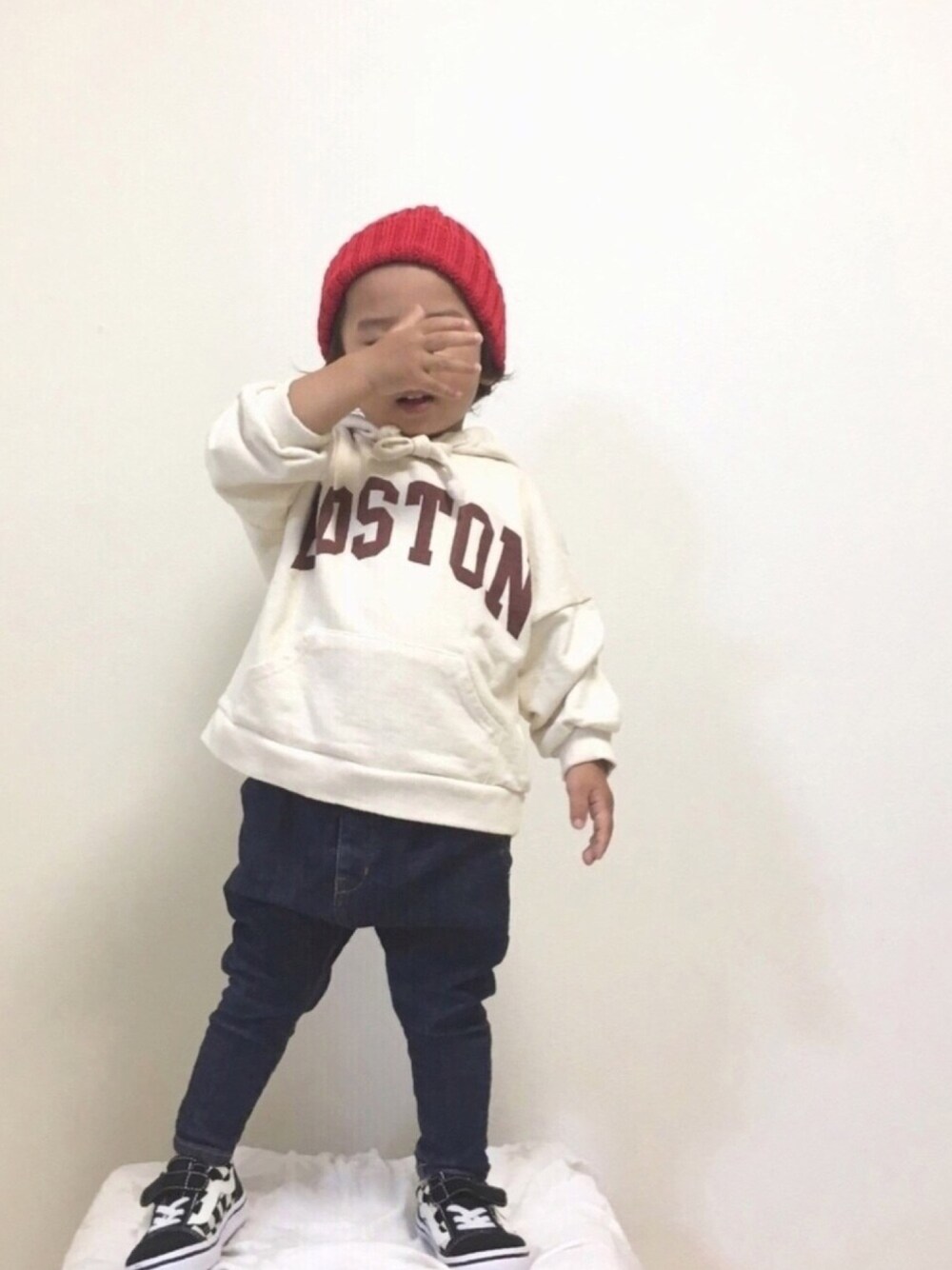 「キッズコーデ、サルエルパンツ、デニム、ニット帽、秋のコーデ、レッド、チェッカーフラッグ、VANS、2歳、キャモフェス2018告知」｜「quoti use fithのデニムスキニーサルエルロングパンツ（デニムパンツ、ブルー系）」を使った、◡̈ nosu.Kさん（キッズ・90cm）の秋コーディネートの1枚目の写真