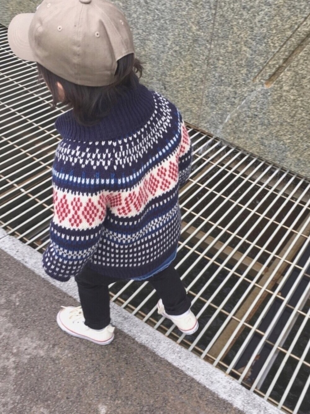 「キッズコーデ、冬、カウチンセーター、デニムシャツ、converse、リンクコーデ、男の子、3歳、セーター」｜「B:MING by BEAMSのビーミング by ビームス / ロゴ ローキャップ（キャップ、ベージュ系）」を使った、◡̈ nosu.Kさん（キッズ・90cm）の冬コーディネートの1枚目の写真