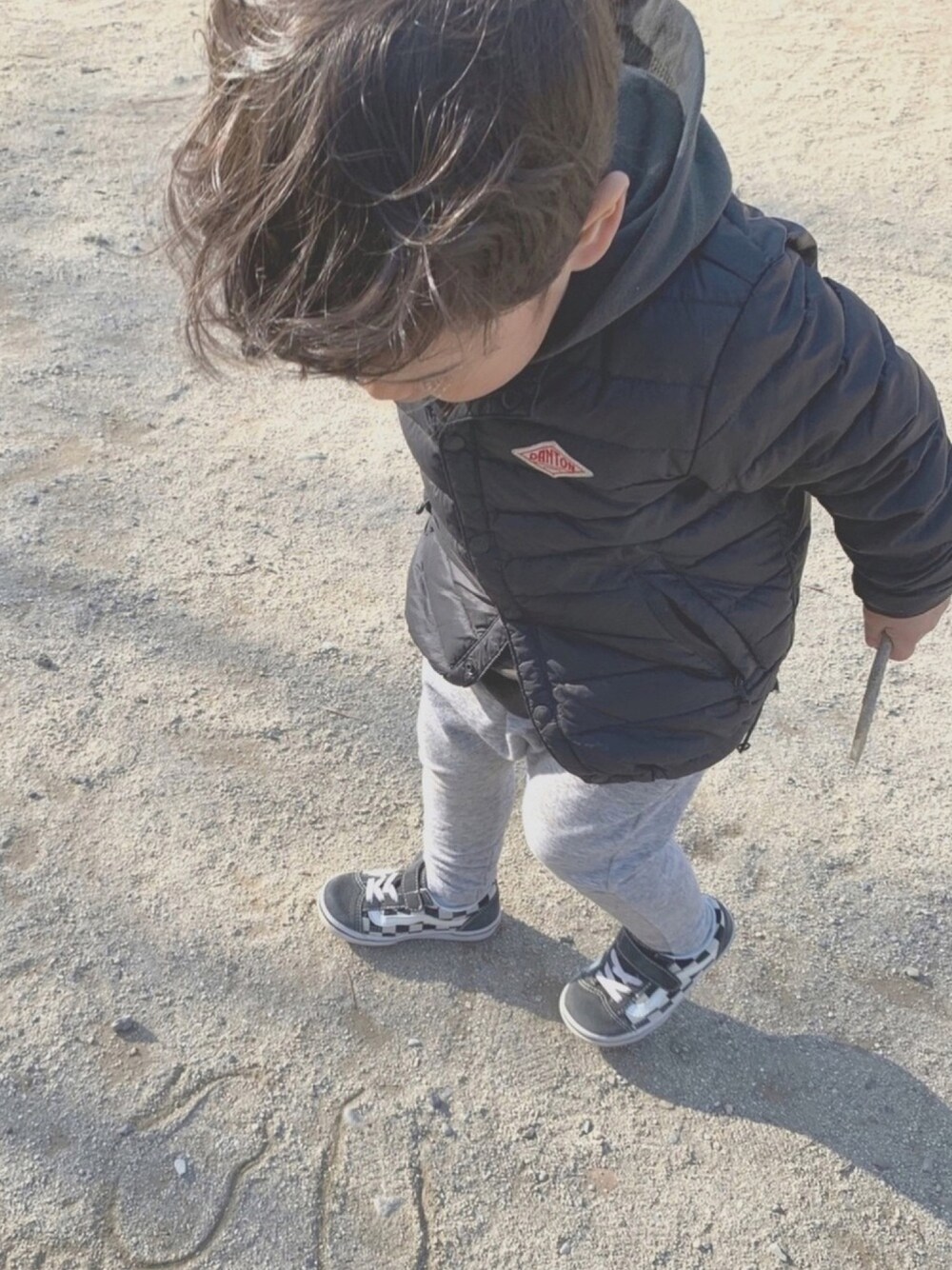「キッズコーデ、むすこーで、インナーダウン、スウェット、サルエルパンツ、VANS、Danton、3歳、男の子、冬コーデ」｜「DANTONの【DANTON】ダントンインナーダウンジャケット（ダウンジャケット/コート、ブラック系）」を使った、◡̈ nosu.Kさん（キッズ・90cm）の冬コーディネートの1枚目の写真
