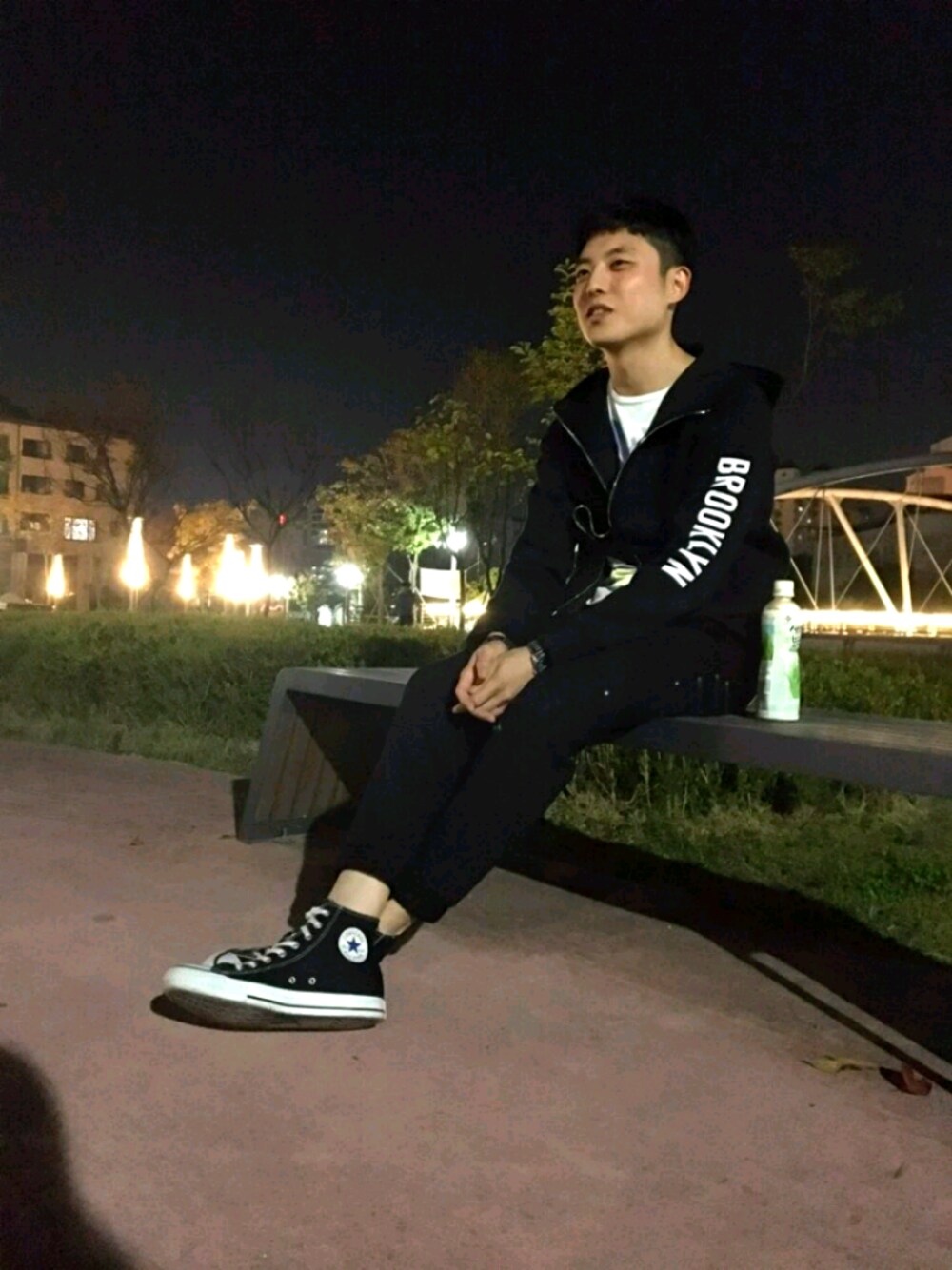 「black、park、night、swag、street」｜「maxwinのアイテム（その他アウター、ブラック系）」を使った、Kevin Kihwan Yoonさん（メンズ・175cm）の春コーディネートの1枚目の写真