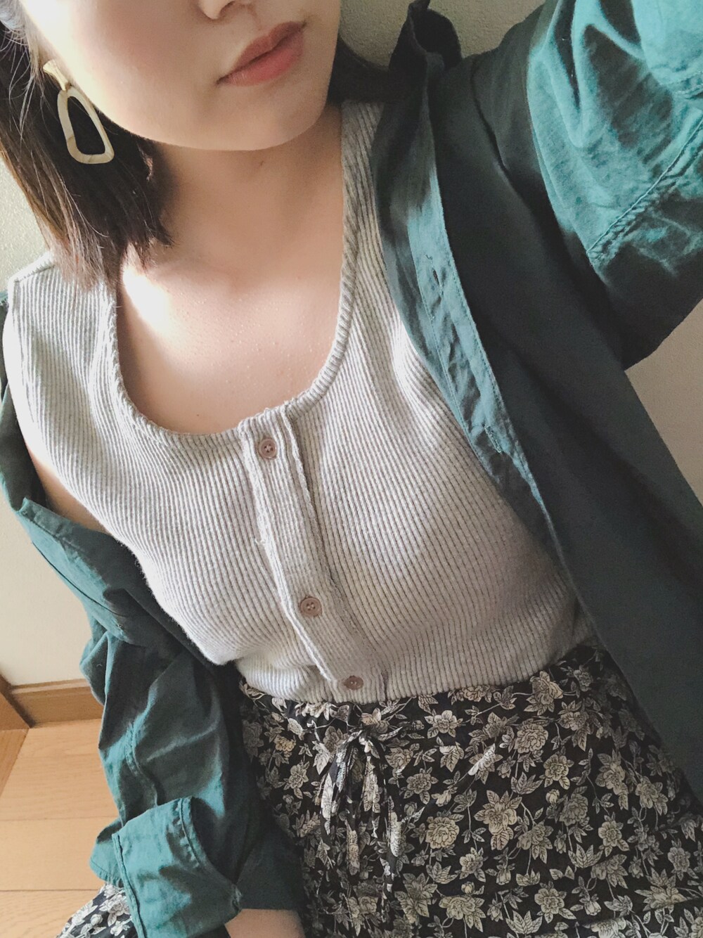 「シャツスタイル、花柄スカート、リブタンクトップ」｜「GUのアイテム（シャツ/ブラウス、グリーン系）」を使った、shさん（レディース・156cm）の春コーディネートの1枚目の写真