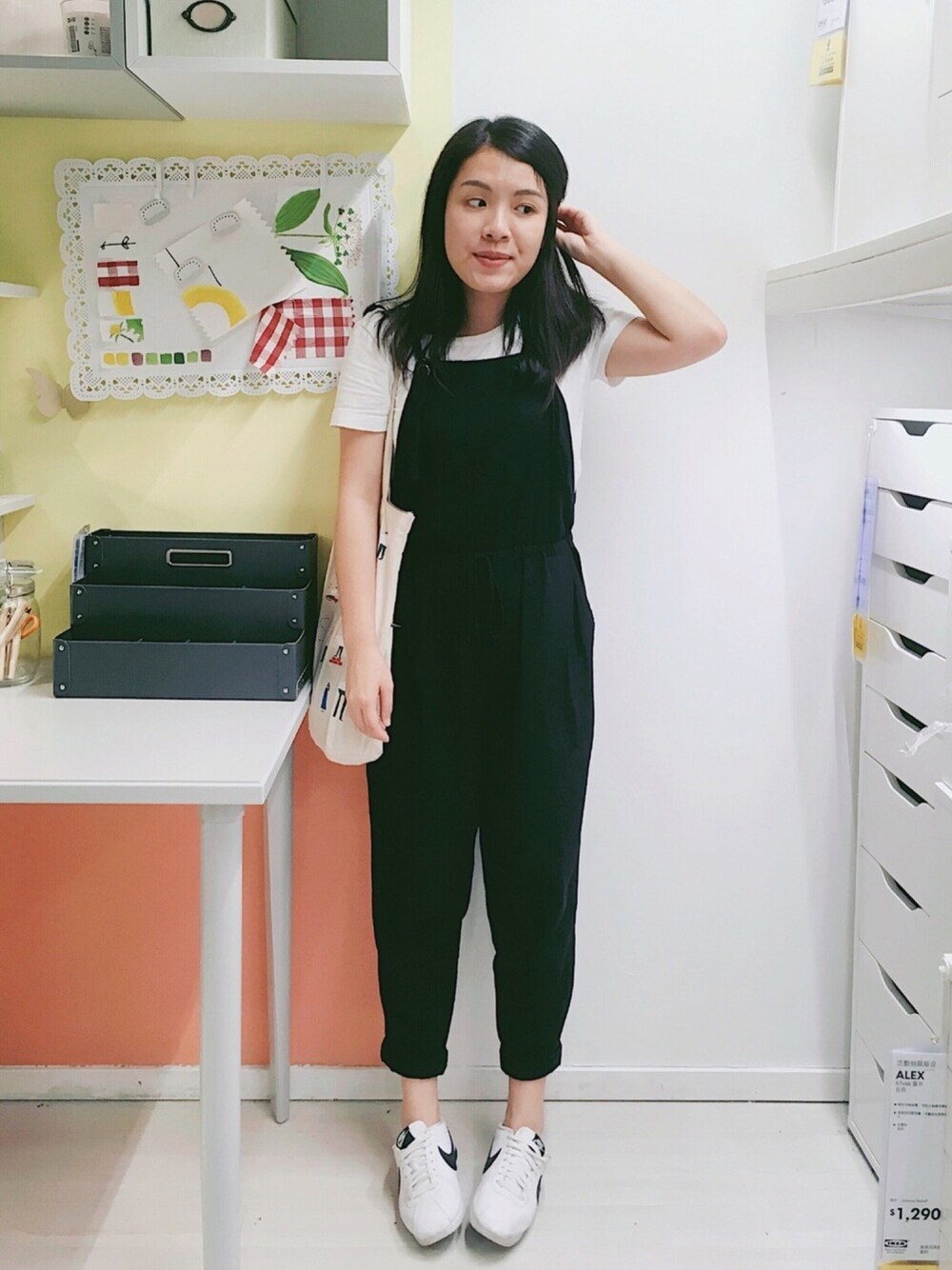 「summer、girl、Hong Kong、black and white、ootd」｜「無印良品のアイテム（Tシャツ/カットソー、ホワイト系）」を使った、🐰さん（レディース・155cm）の夏コーディネートの1枚目の写真