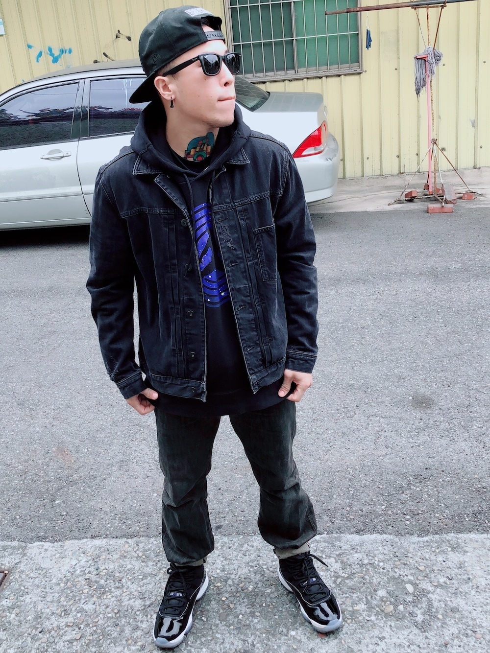 「NEIGHBORHOOD、Jordan11、ray ban」｜「NEWERA EK COLLECTIONのアイテム（キャップ、ブラック系）」を使った、林郁修さん（メンズ・168cm）の冬コーディネートの1枚目の写真