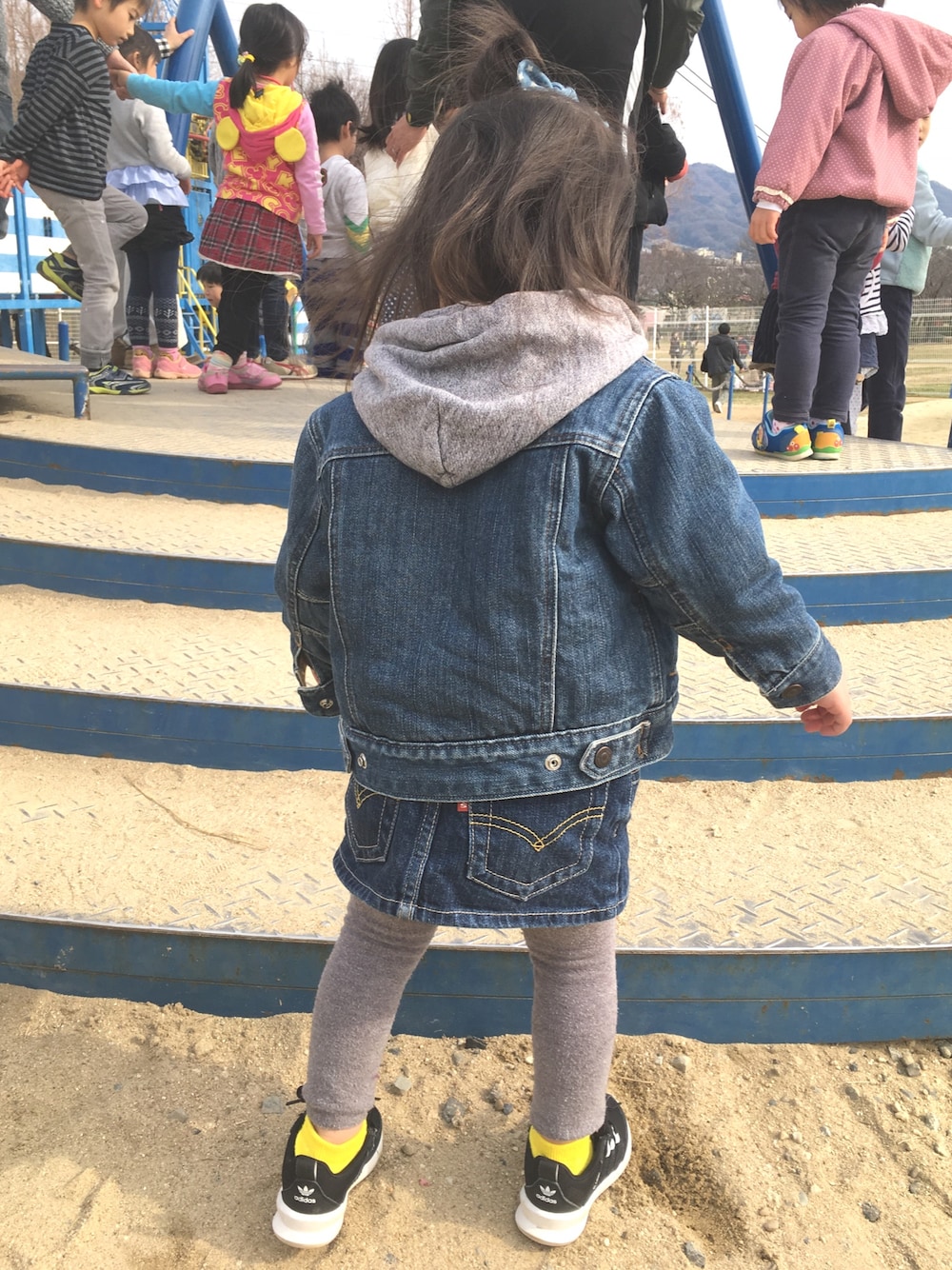 「ドラフトリーバイス、デニムonデニム、babygap、アディダスオリジナルス、公園コーデ、成長記録、2歳、女の子、黄色の靴下 笑」｜「MARKEY'Sのアイテム（パーカー、グレー系）」を使った、R☆☆☆Mさん（キッズ・90cm）の冬コーディネートの1枚目の写真