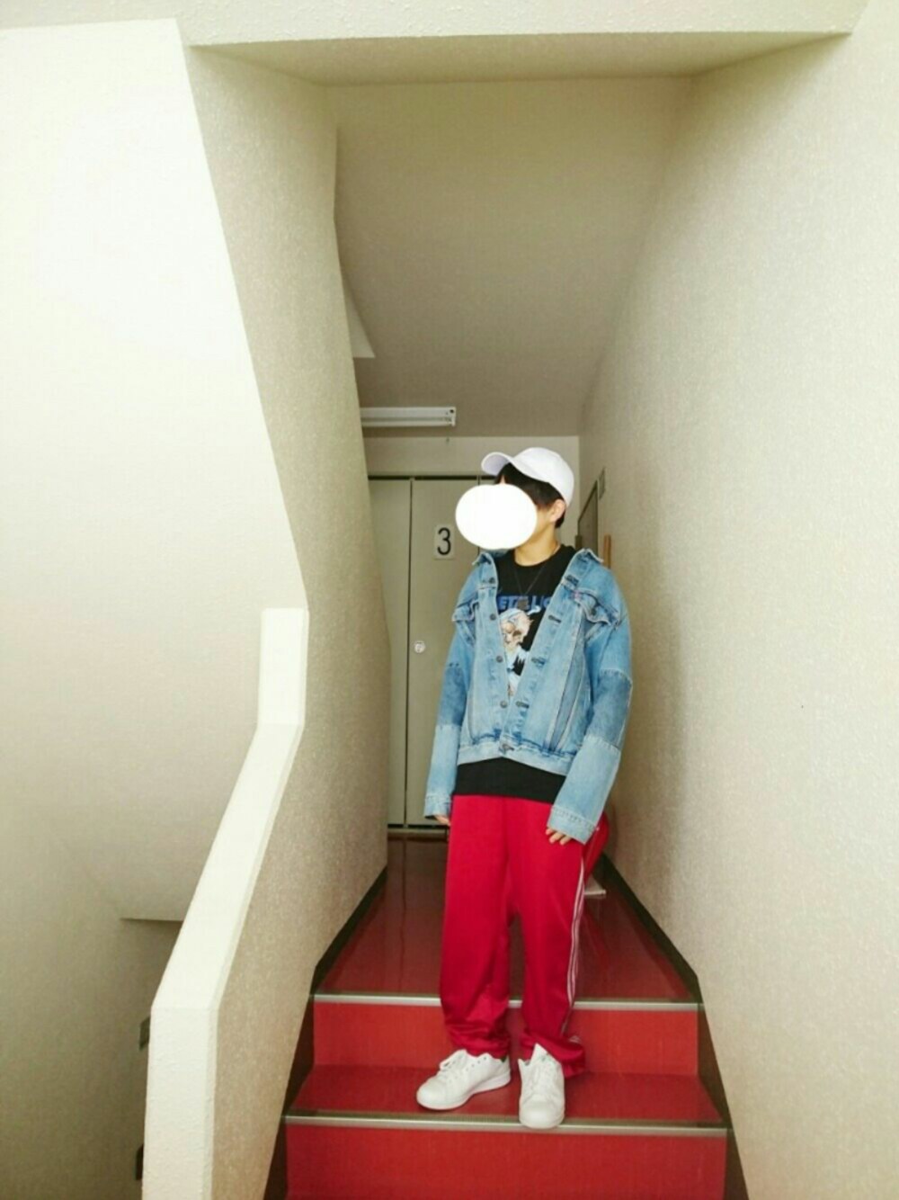 ブラック系のTシャツ/カットソー、レッド系のパンツ、ホワイト系のスニーカーを着用したメンズの春コーディネートの1枚目の写真