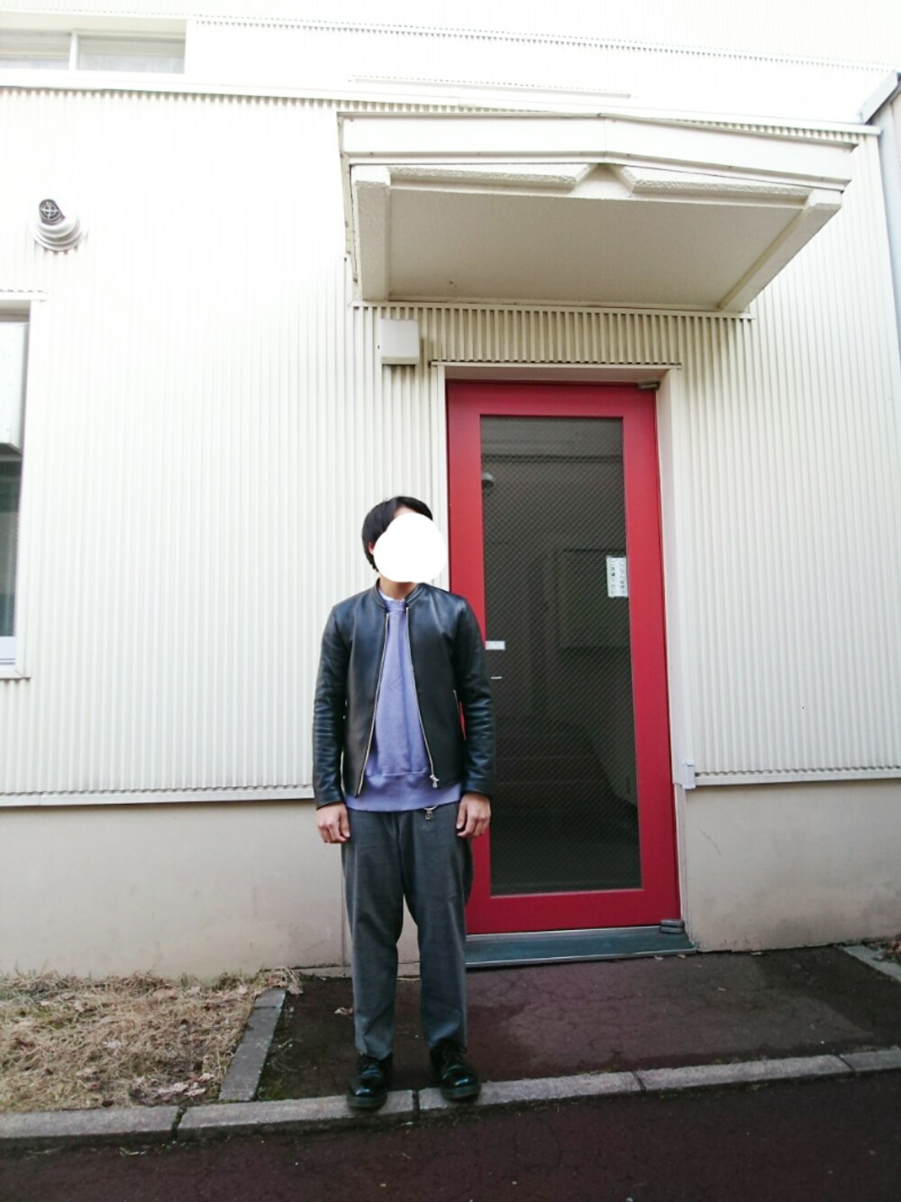 パープル系のスウェット、ホワイト系のTシャツ/カットソー、グレー系のその他パンツを着用したメンズの春コーディネートの1枚目の写真