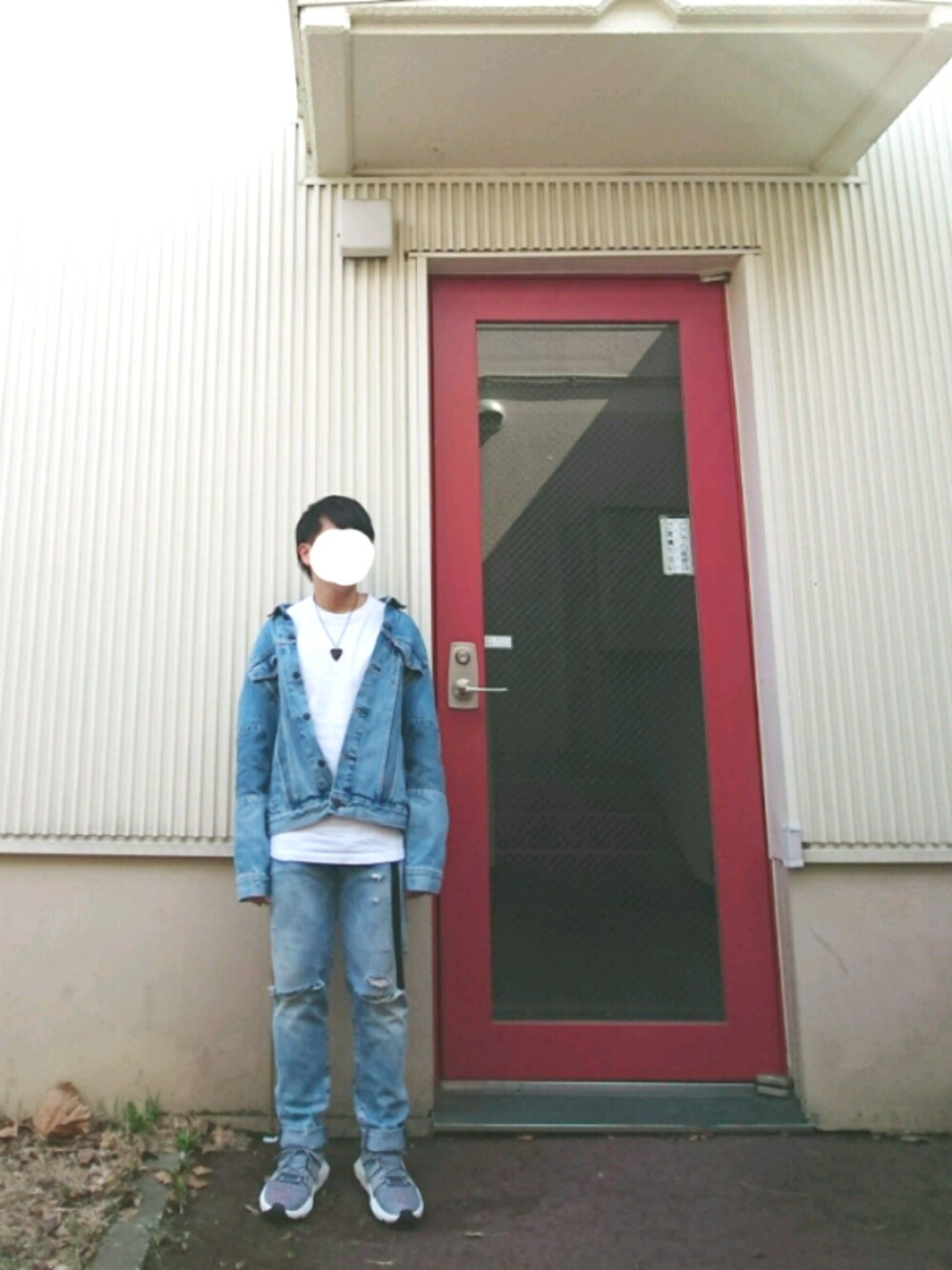 ブルー系のデニムジャケット、ホワイト系のTシャツ/カットソー、ブルー系のデニムパンツを着用したメンズの春コーディネートの1枚目の写真