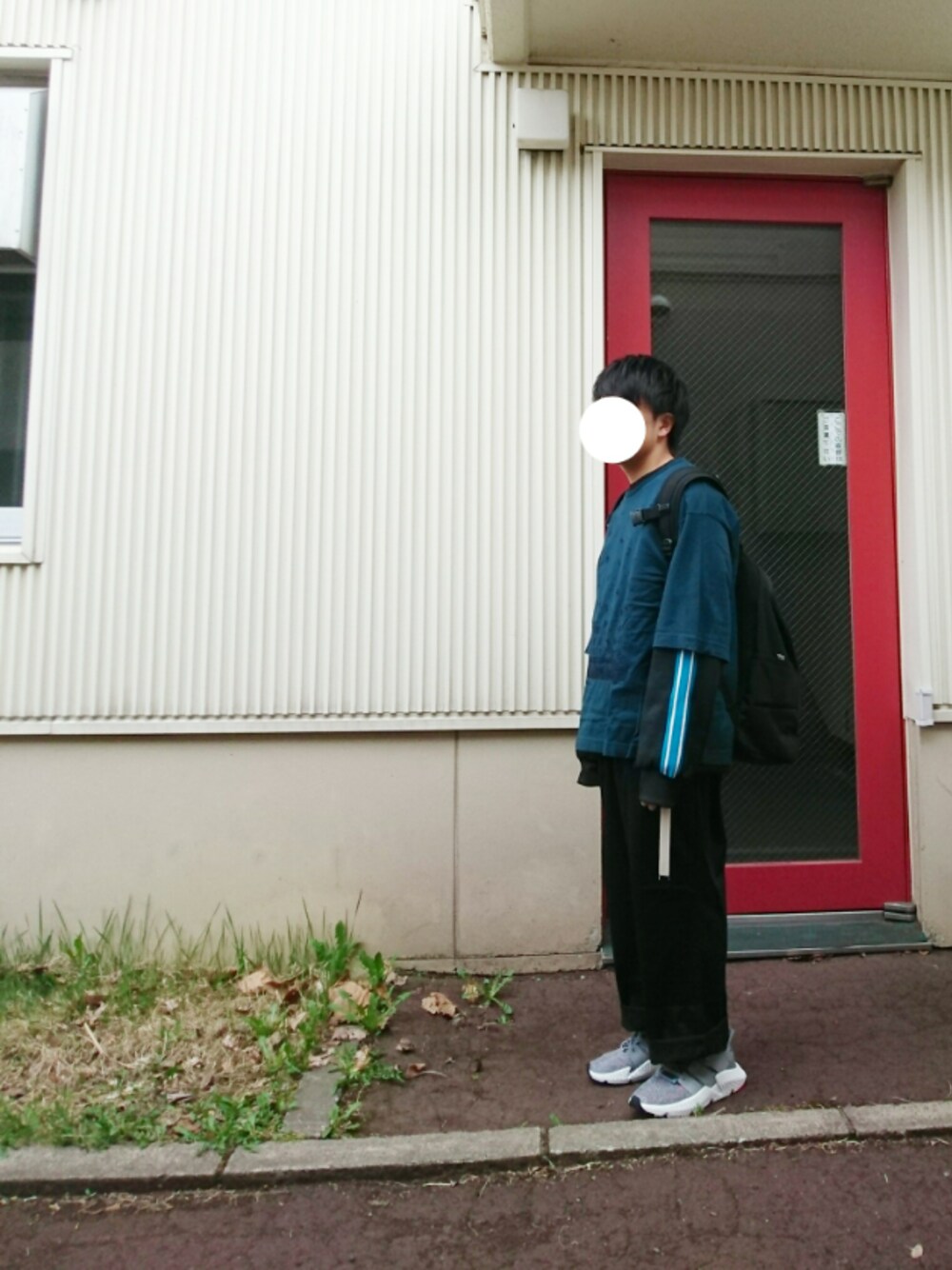 グリーン系のTシャツ/カットソー、ブラック系のTシャツ/カットソー、ホワイト系のTシャツ/カットソーを着用したメンズの春コーディネートの1枚目の写真