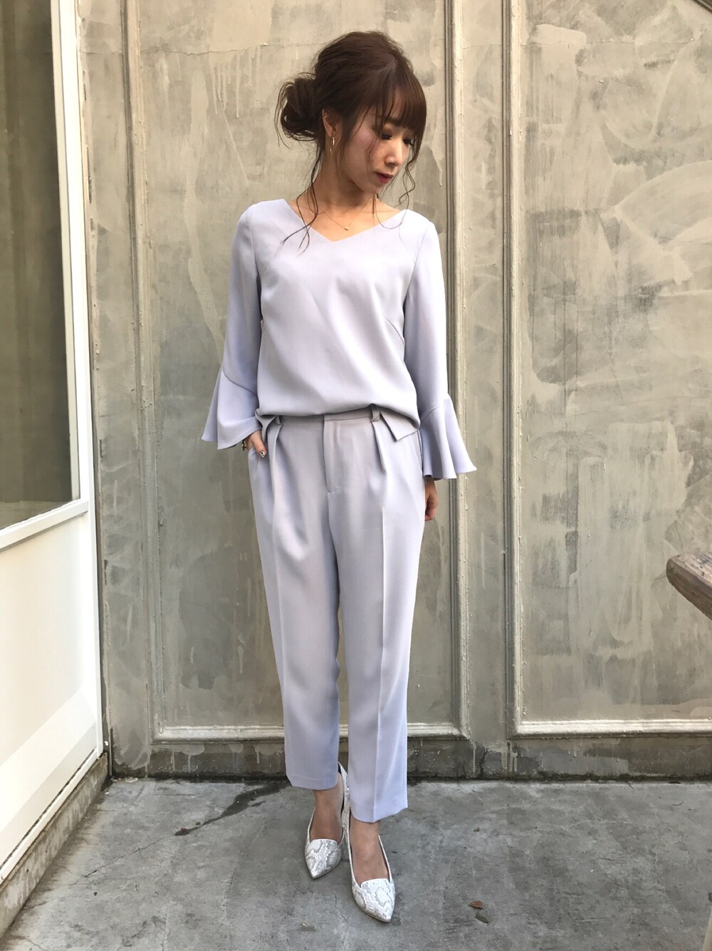 「UNRELISH、大人カジュアル、シンプル、セットアップ、春コーデ、春、パステルカラー、テーパードパンツ、ootd、ブラウス」｜「UNRELISHのフレアスリーブブラウス（セットアップ対応商品）（シャツ/ブラウス、パープル系）」を使った、yurikoさん（レディース・153cm）の冬コーディネートの1枚目の写真