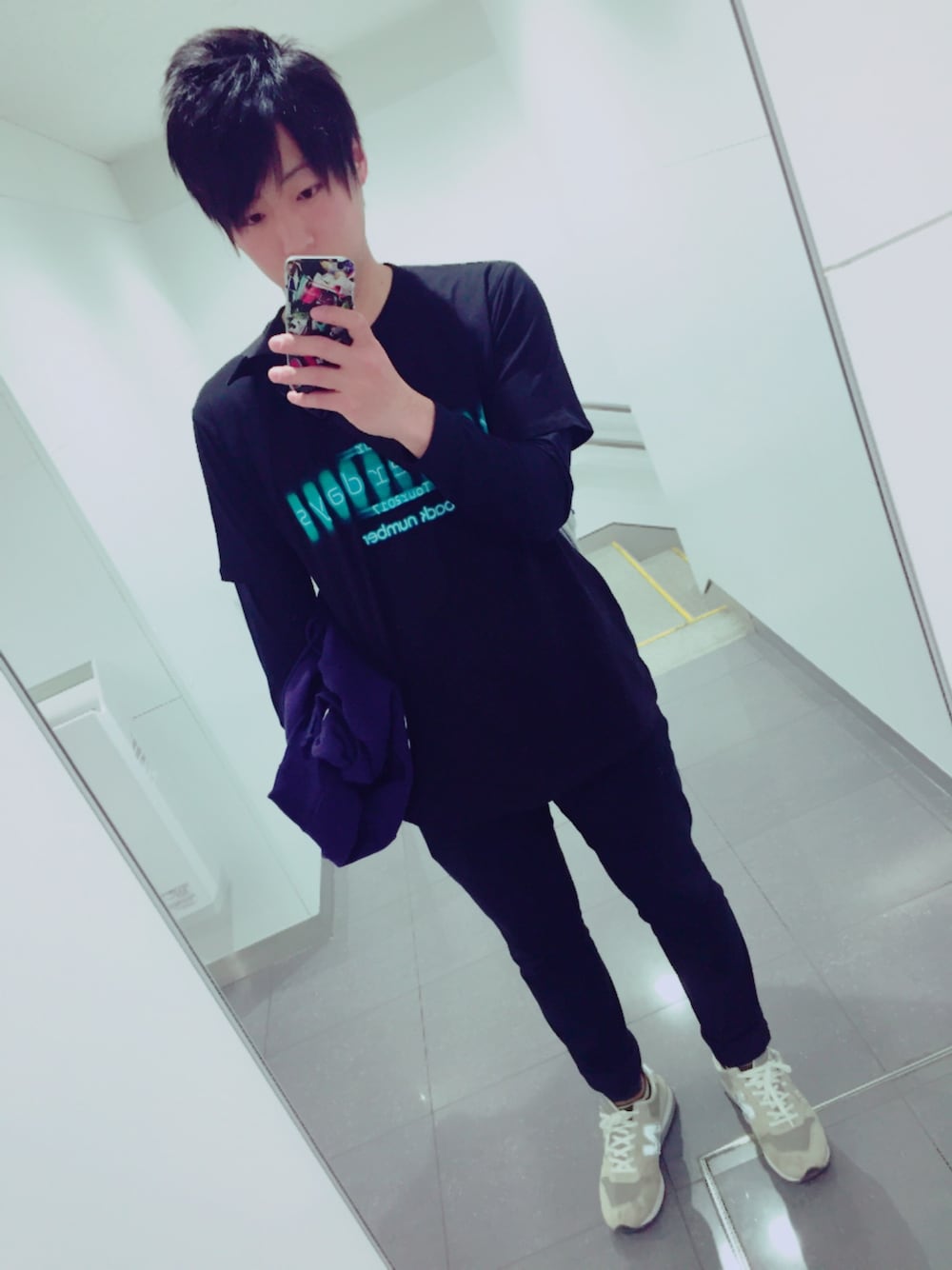 ブラック系のTシャツ/カットソー、グレー系のスニーカー、ブラック系のその他を着用したメンズの春コーディネートの1枚目の写真